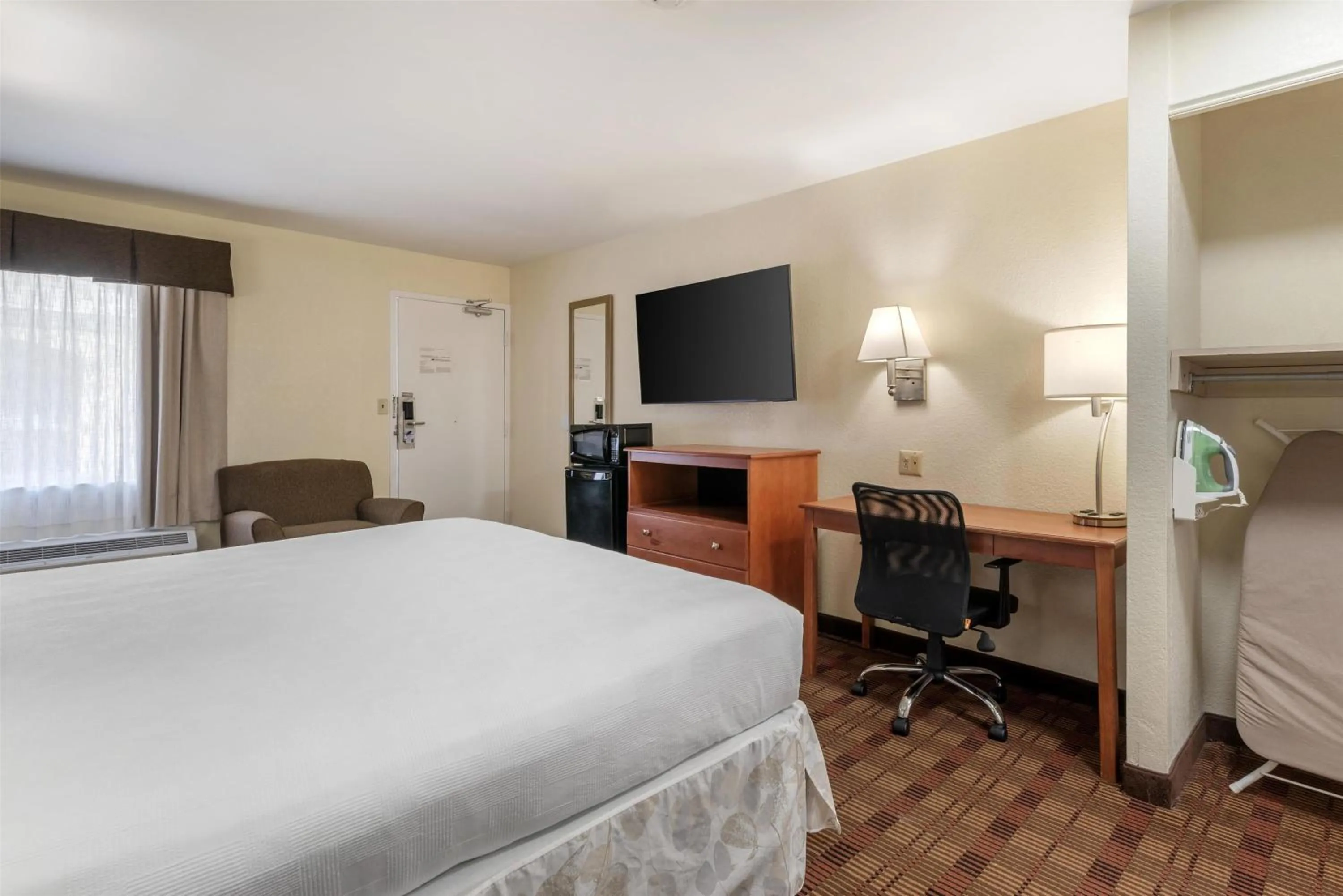 Bedroom, Bed in SureStay Hotel by Best Western East Brunswick