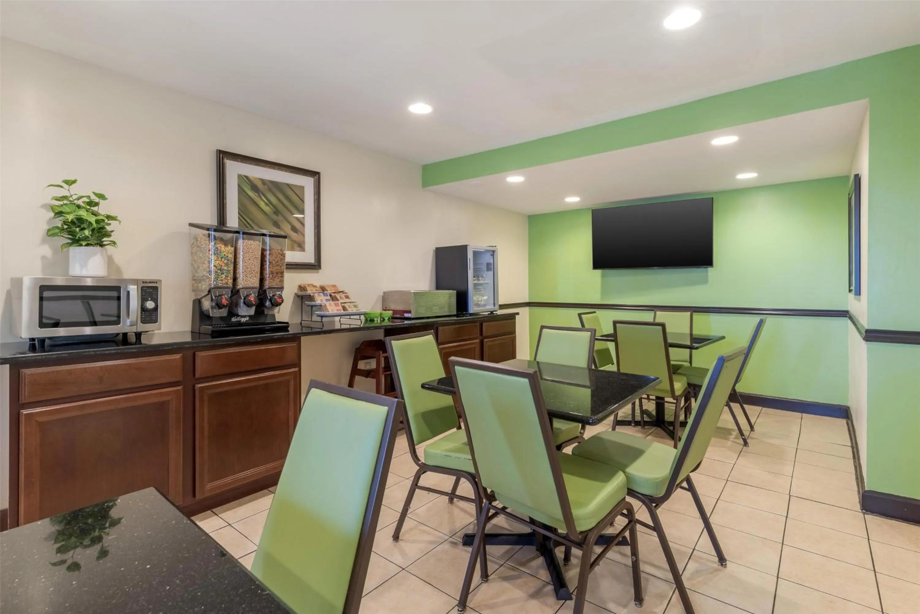 Restaurant/places to eat in SureStay Hotel by Best Western East Brunswick