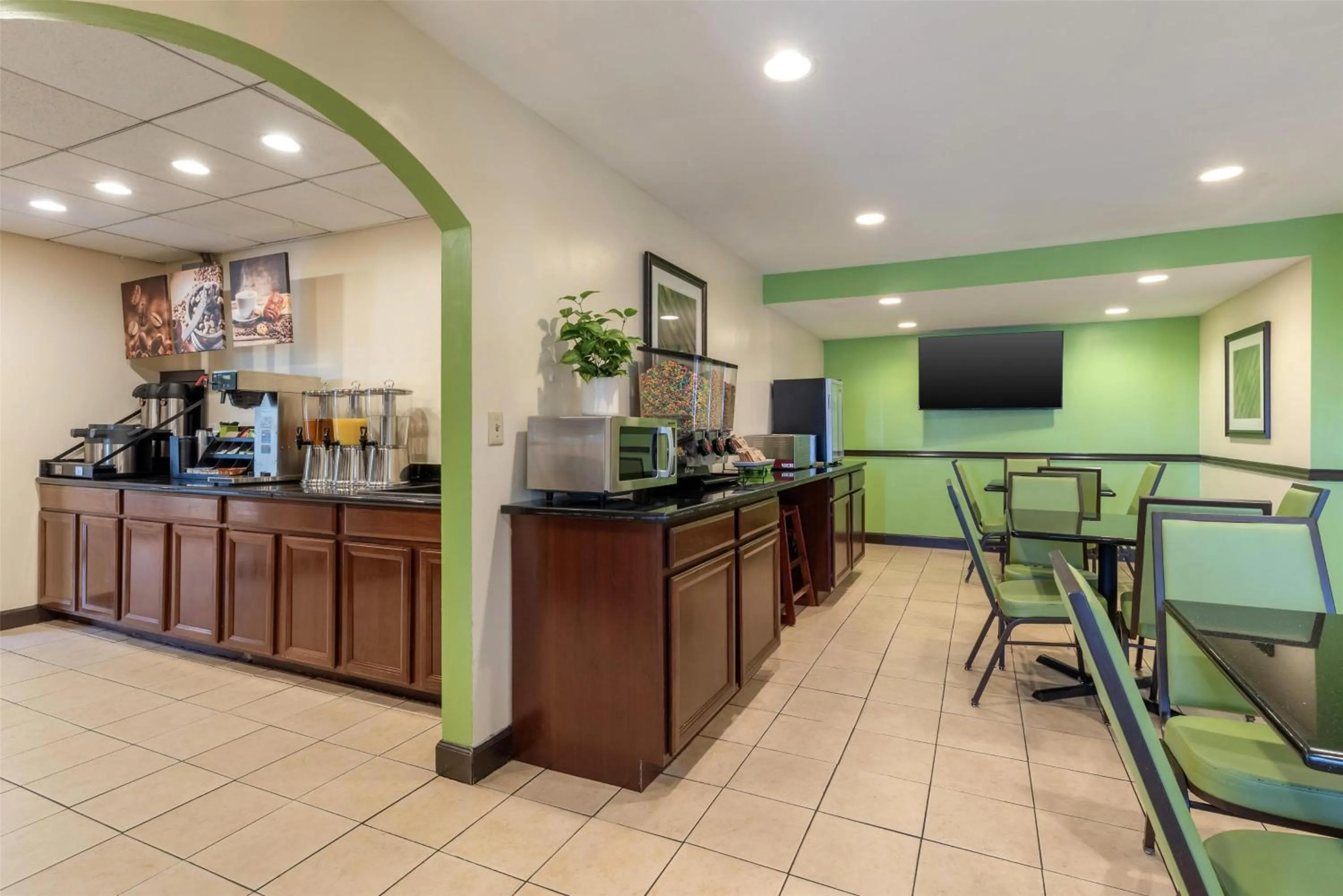 Restaurant/places to eat in SureStay Hotel by Best Western East Brunswick