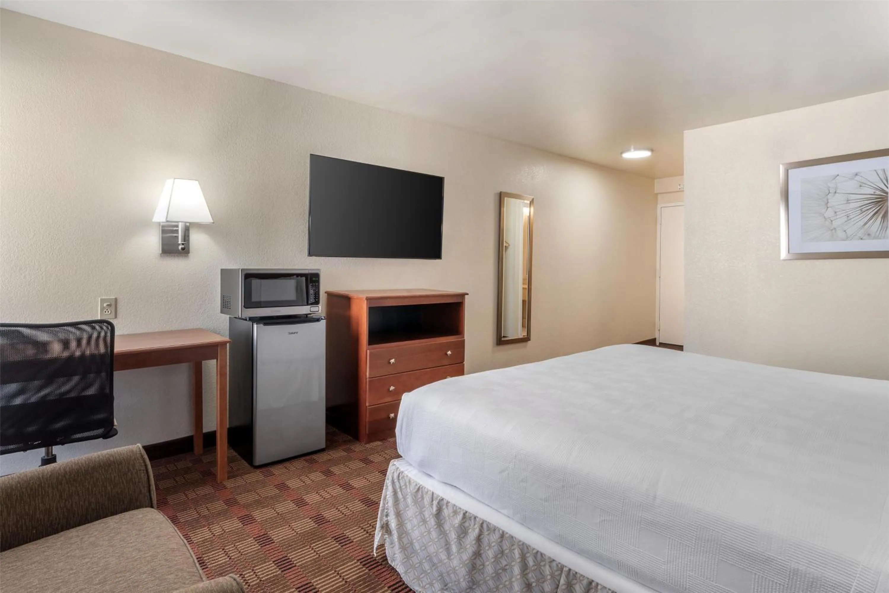 Bedroom, Bed in SureStay Hotel by Best Western East Brunswick