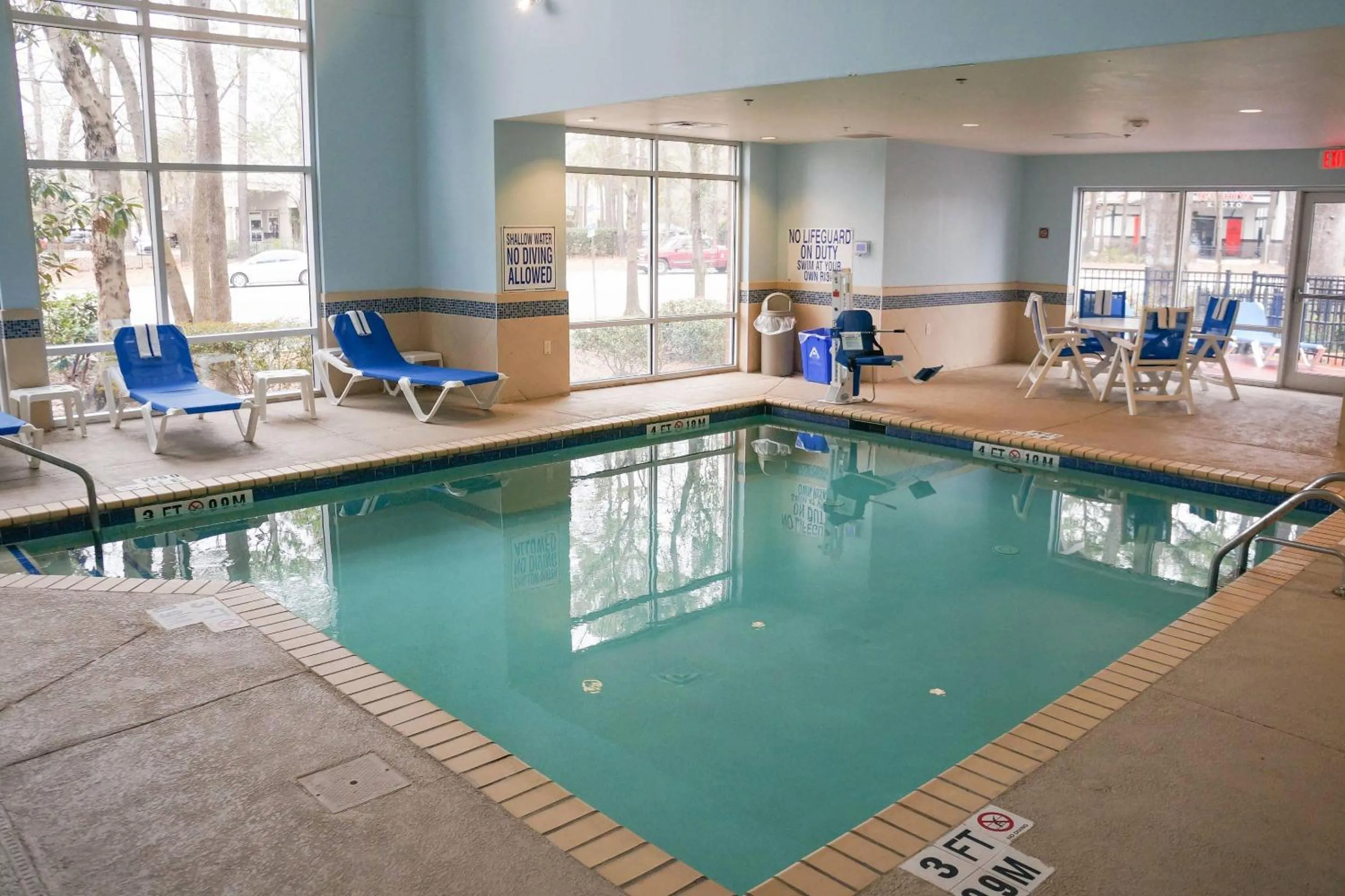 Swimming pool in Comfort Suites Charleston West Ashley