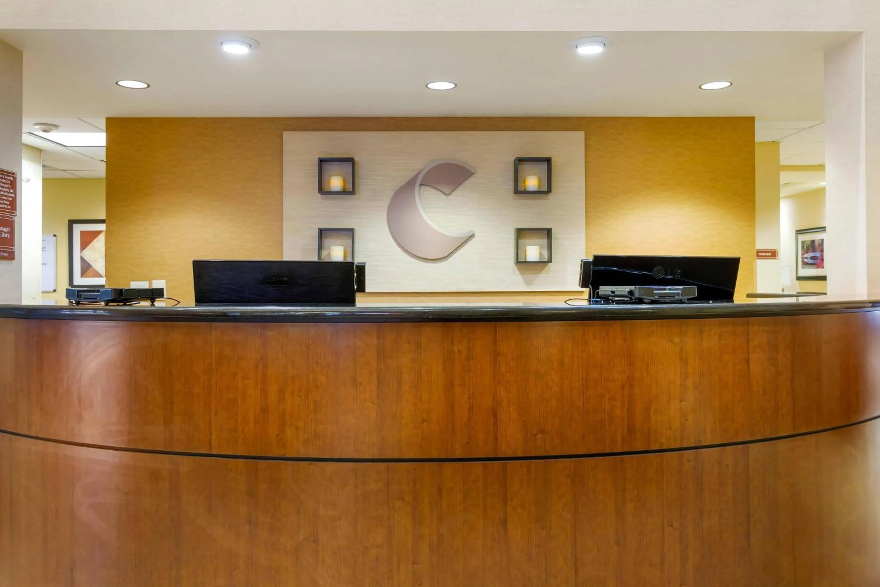 Lobby or reception in Comfort Suites Charleston West Ashley