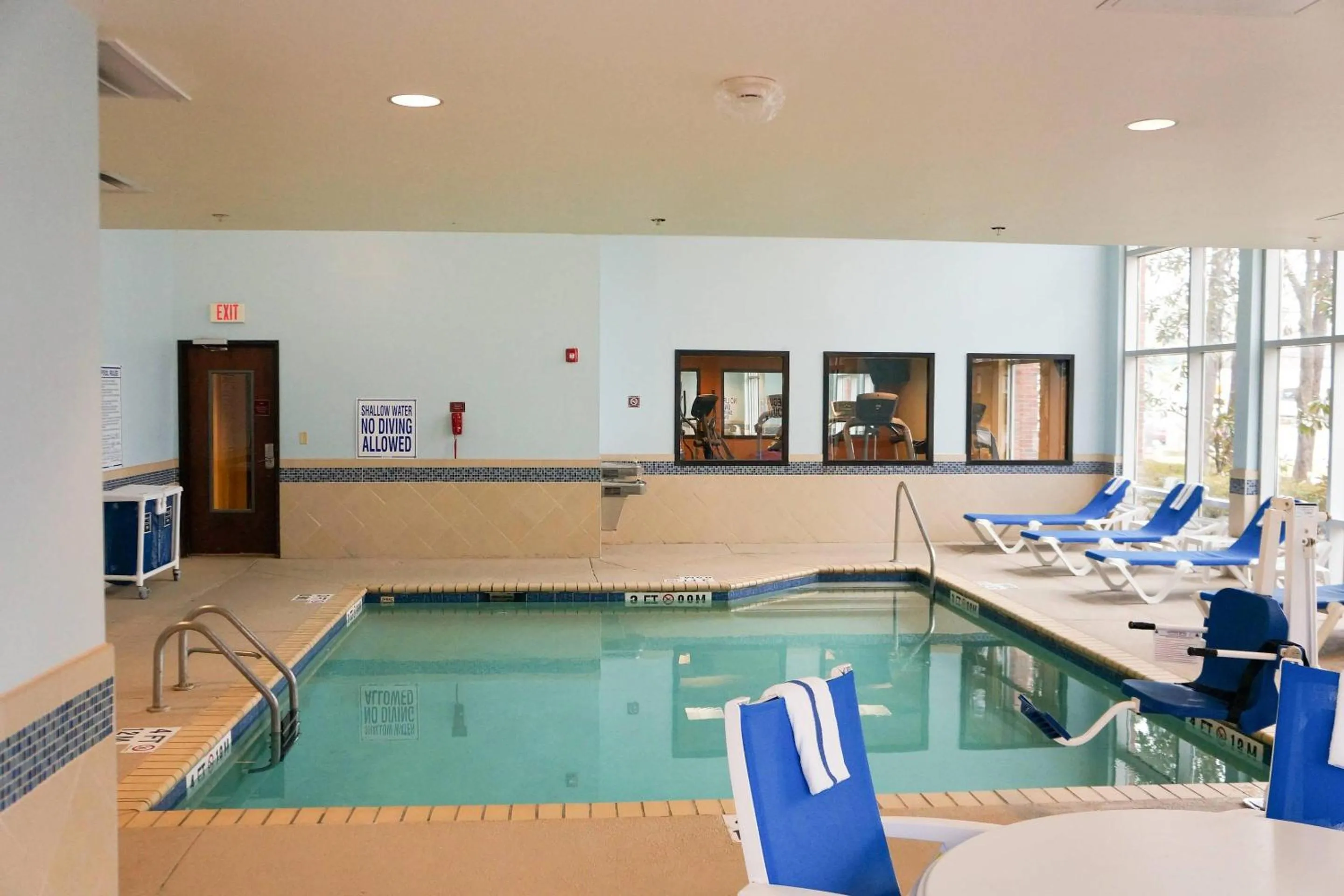 Swimming pool in Comfort Suites Charleston West Ashley