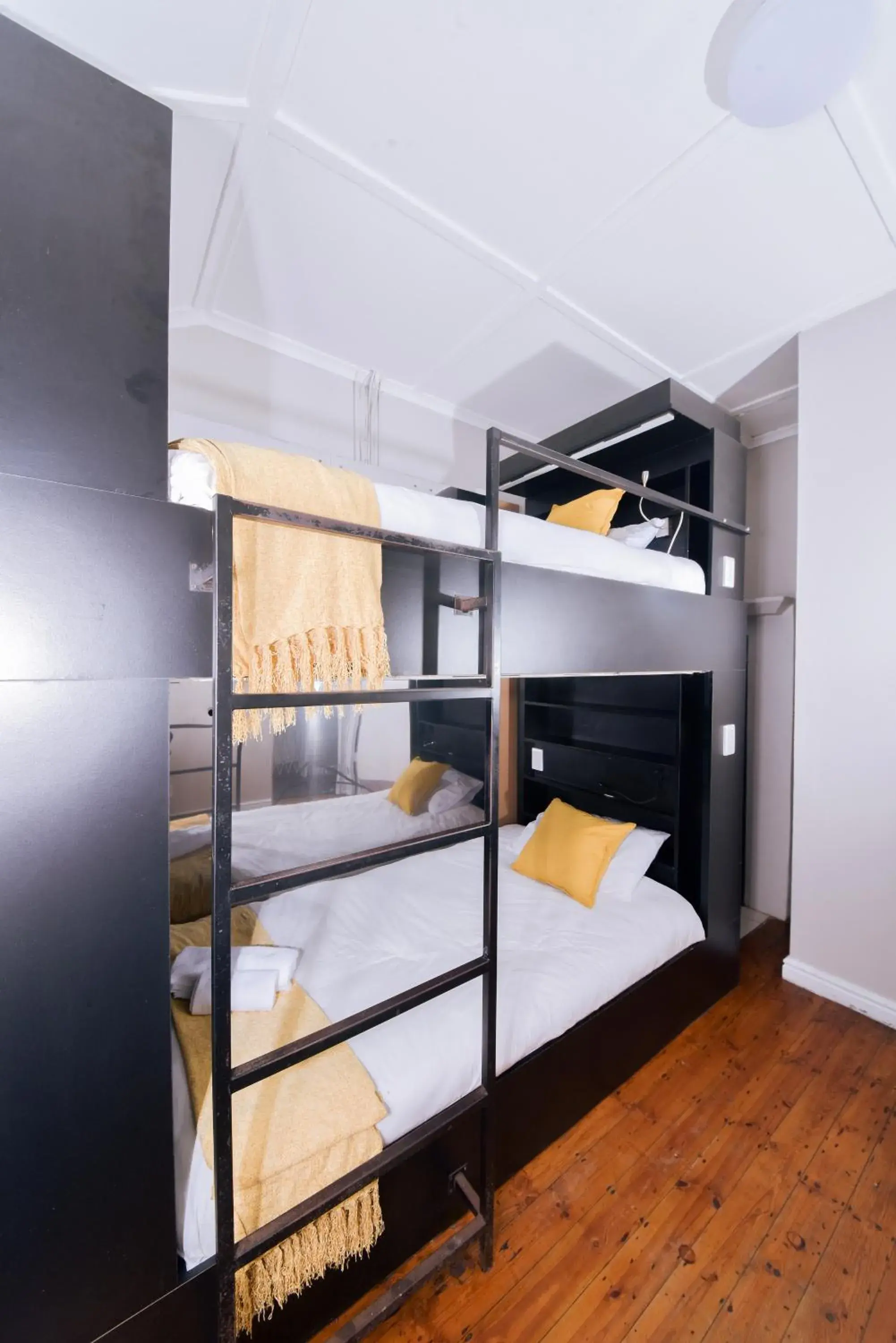 Twin Room with Shared Bathroom in Luxury Backpackers Twin Room with Shared Bathroom in Luxury Backpackers
