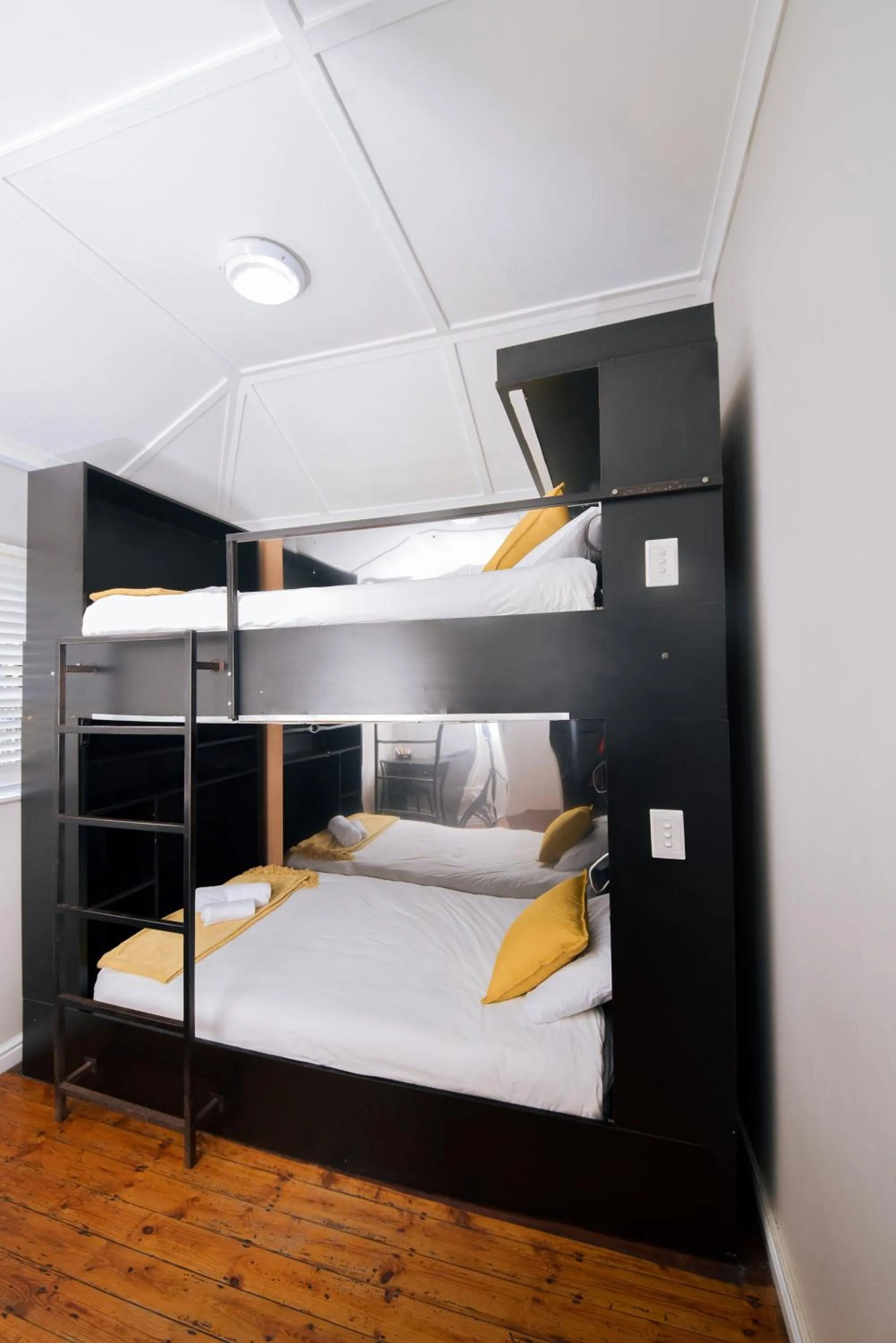 bunk bed, Bed in Luxury Backpackers
