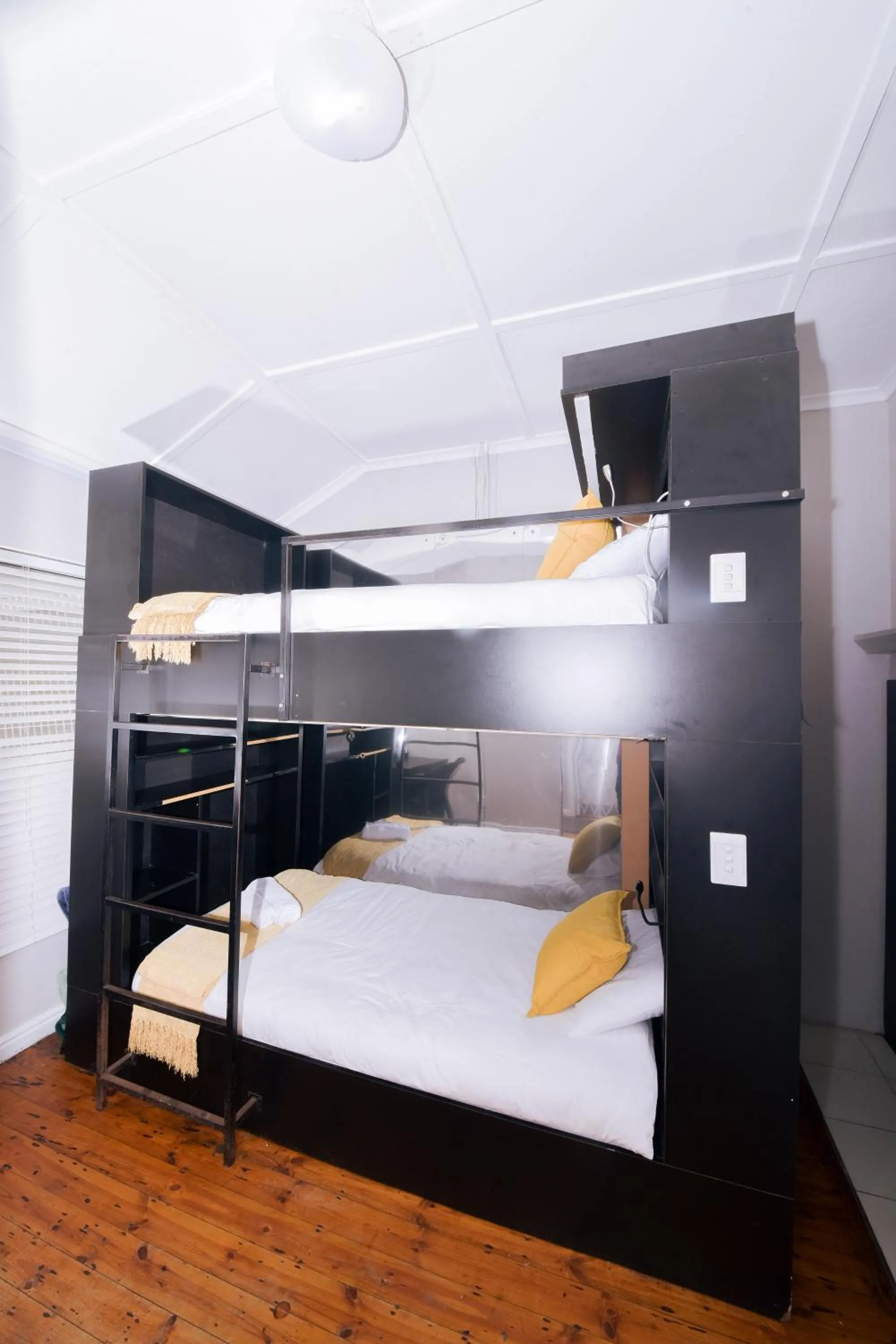 bunk bed, Bed in Luxury Backpackers