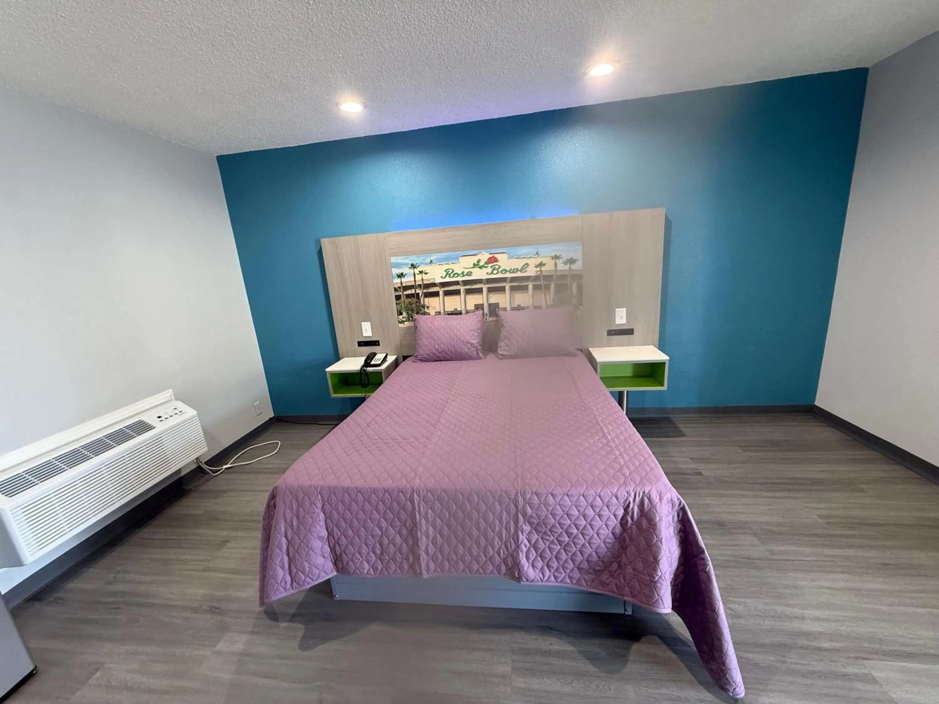 Bed in Hi-Way Host Motel