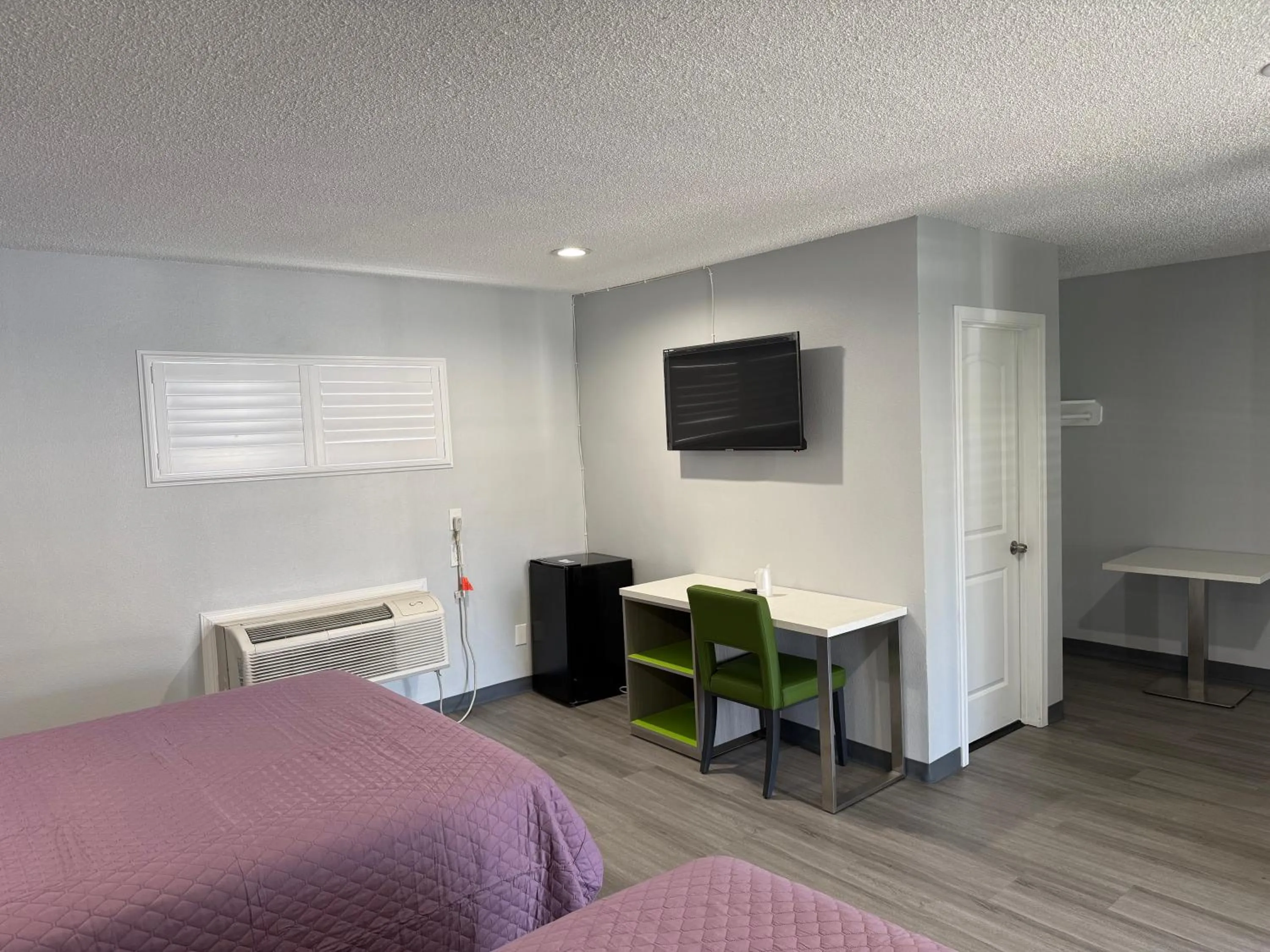 Bed in Hi-Way Host Motel