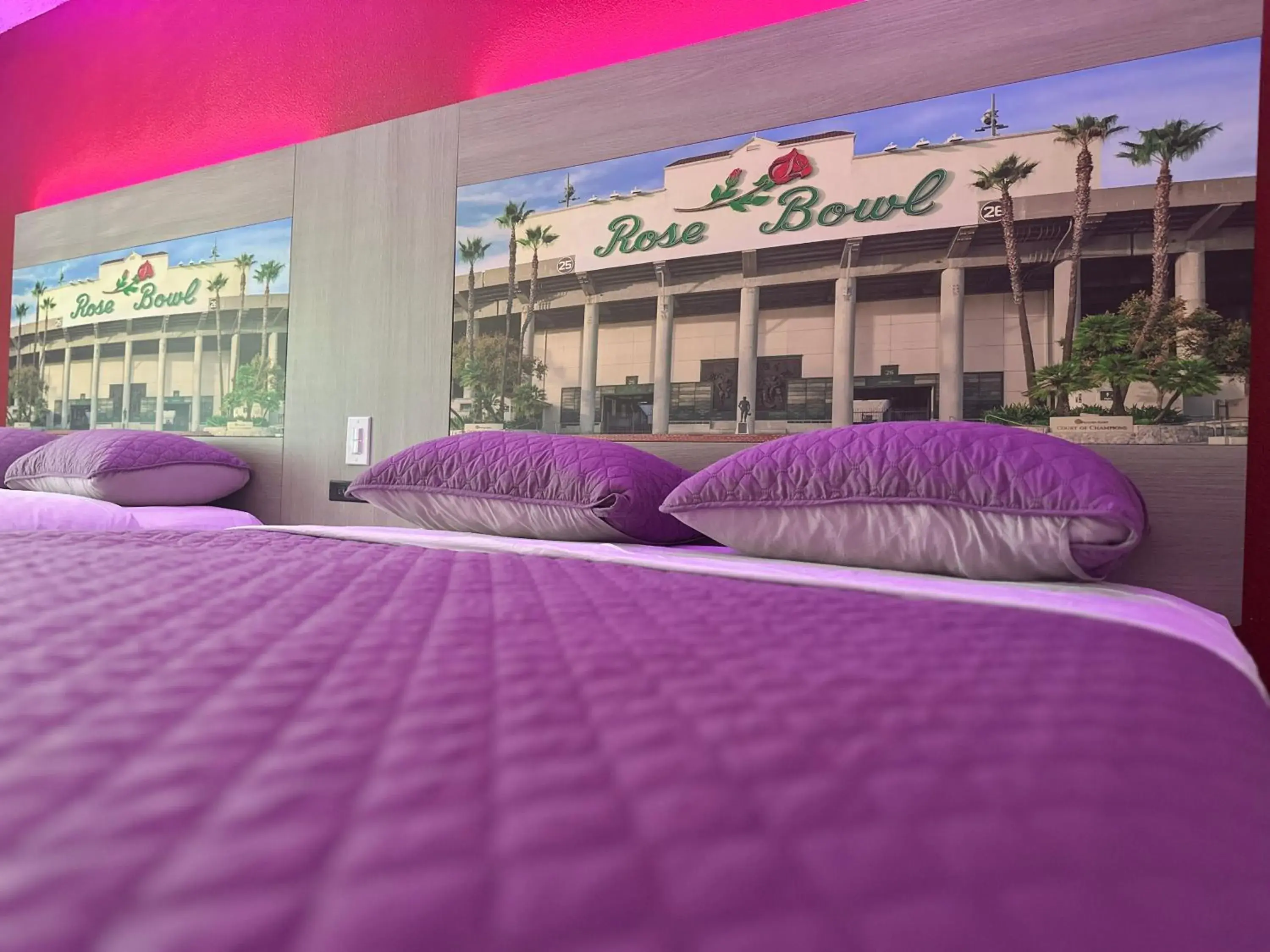 Bed in Hi-Way Host Motel Bed in Hi-Way Host Motel