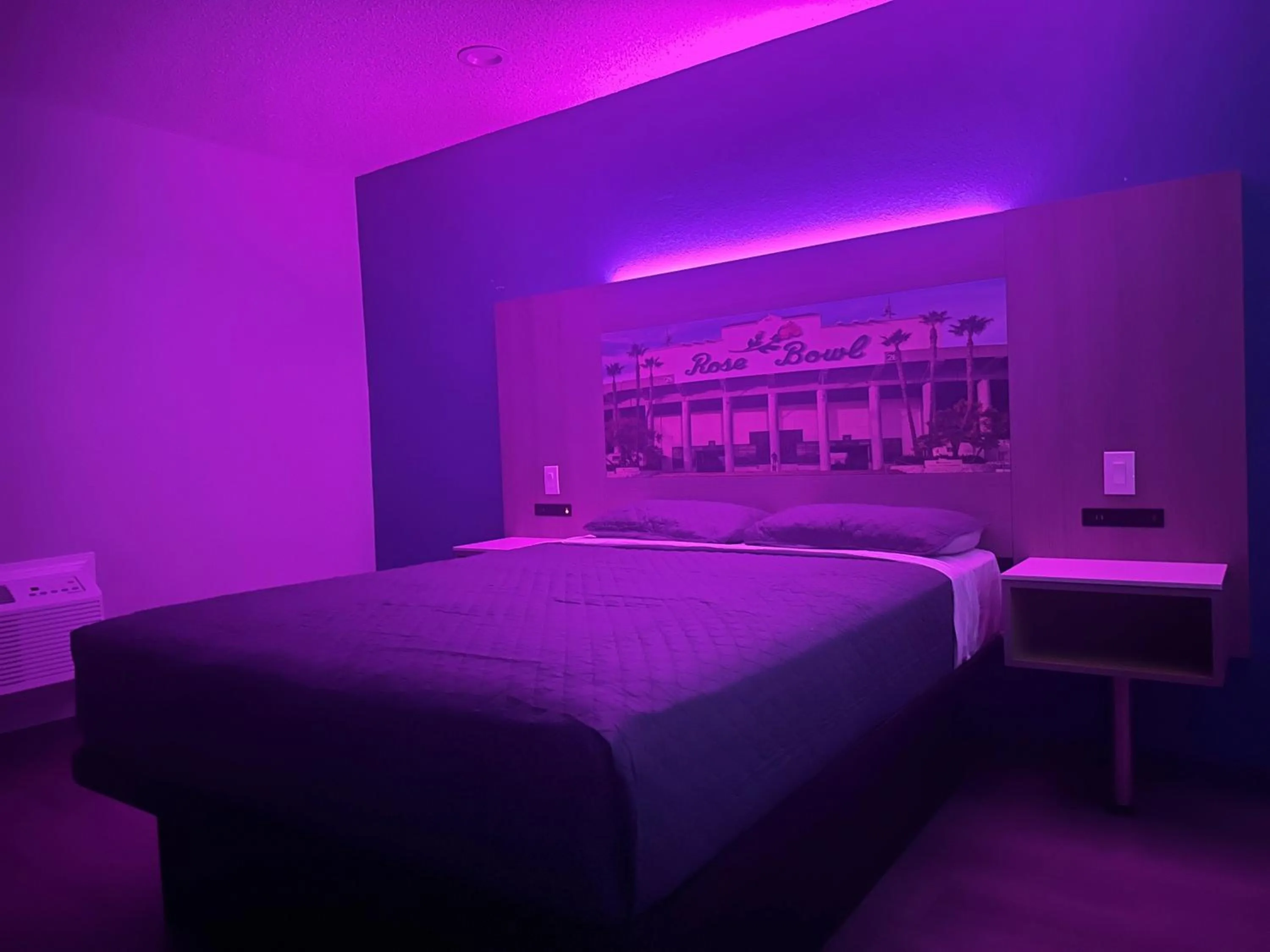 Bed in Hi-Way Host Motel