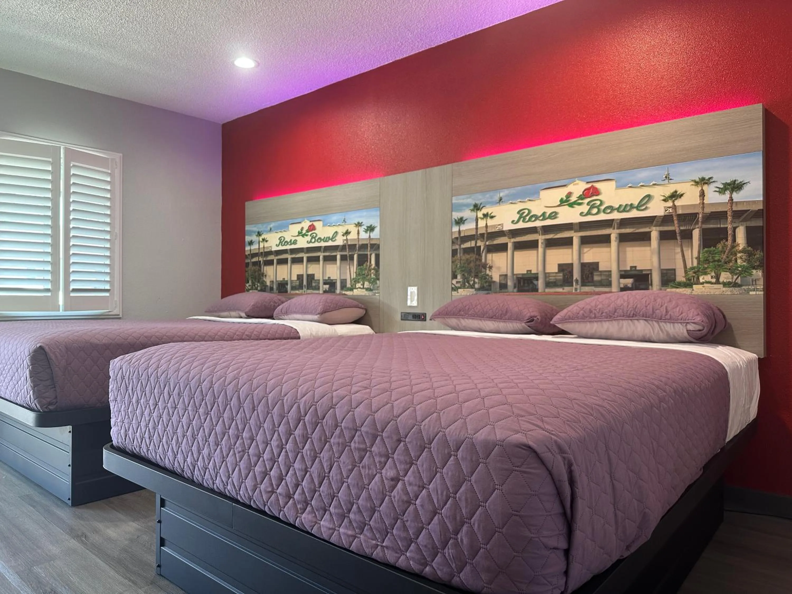 Bed in Hi-Way Host Motel