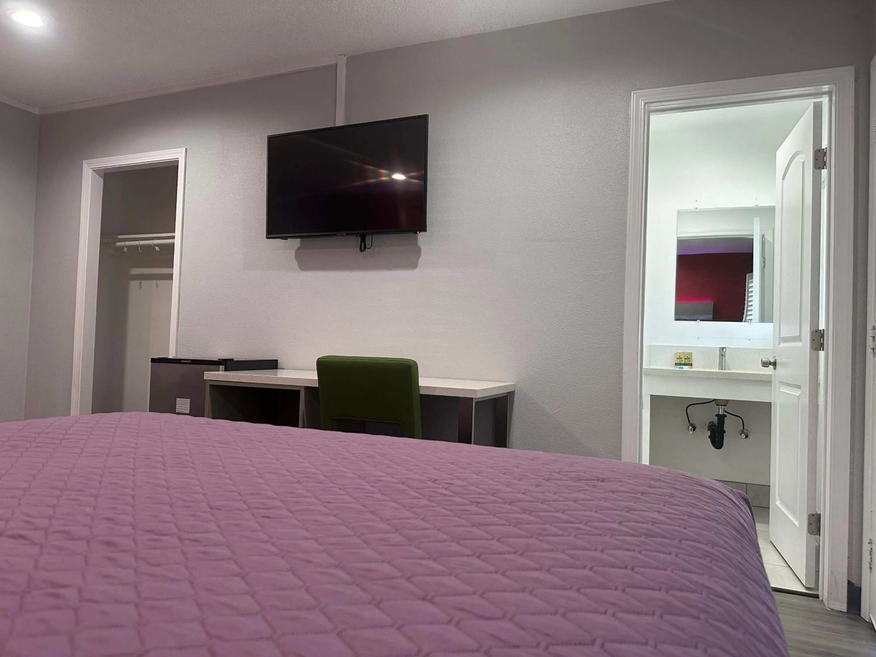 Bed in Hi-Way Host Motel