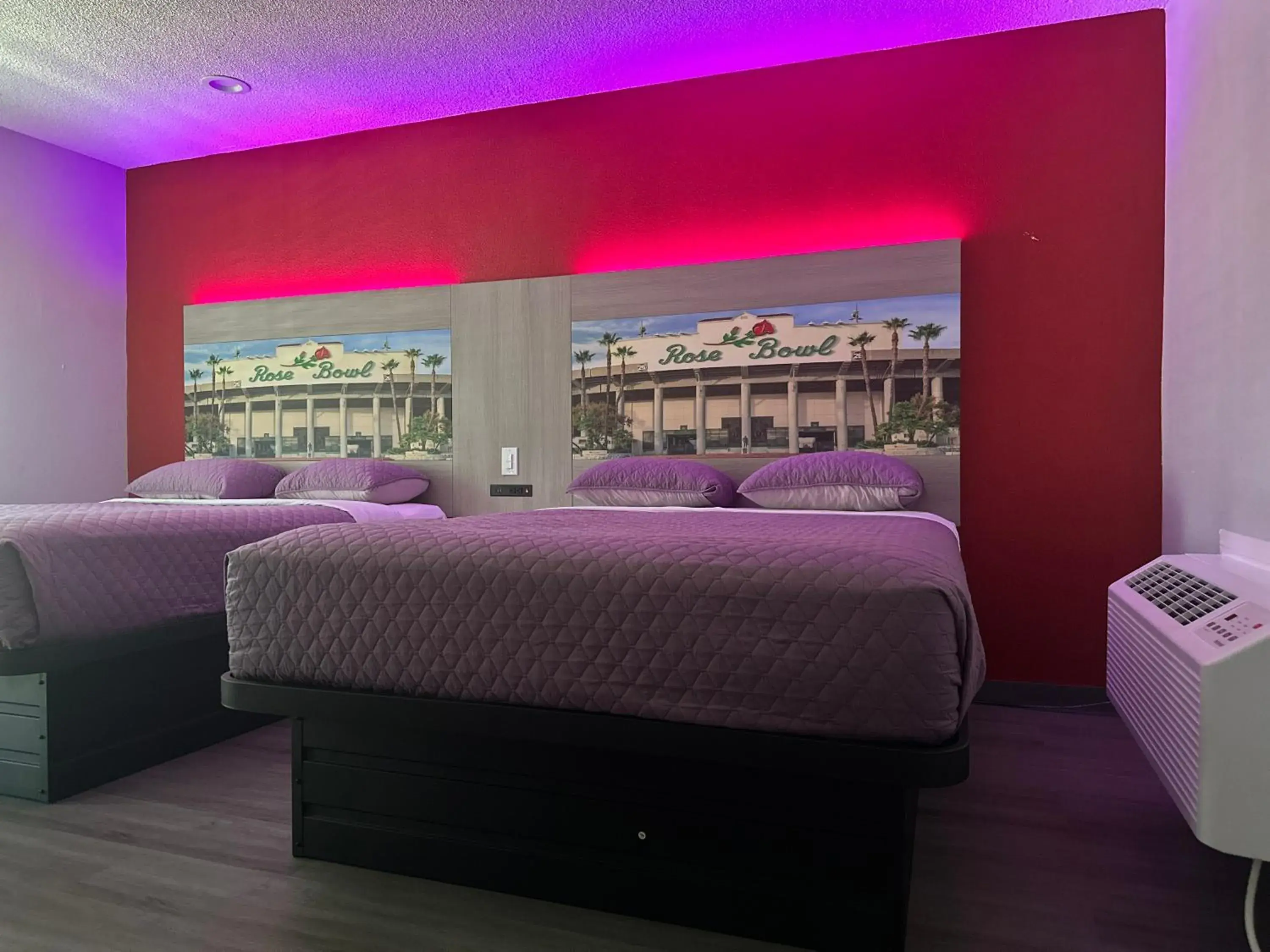 Bed in Hi-Way Host Motel Bed in Hi-Way Host Motel