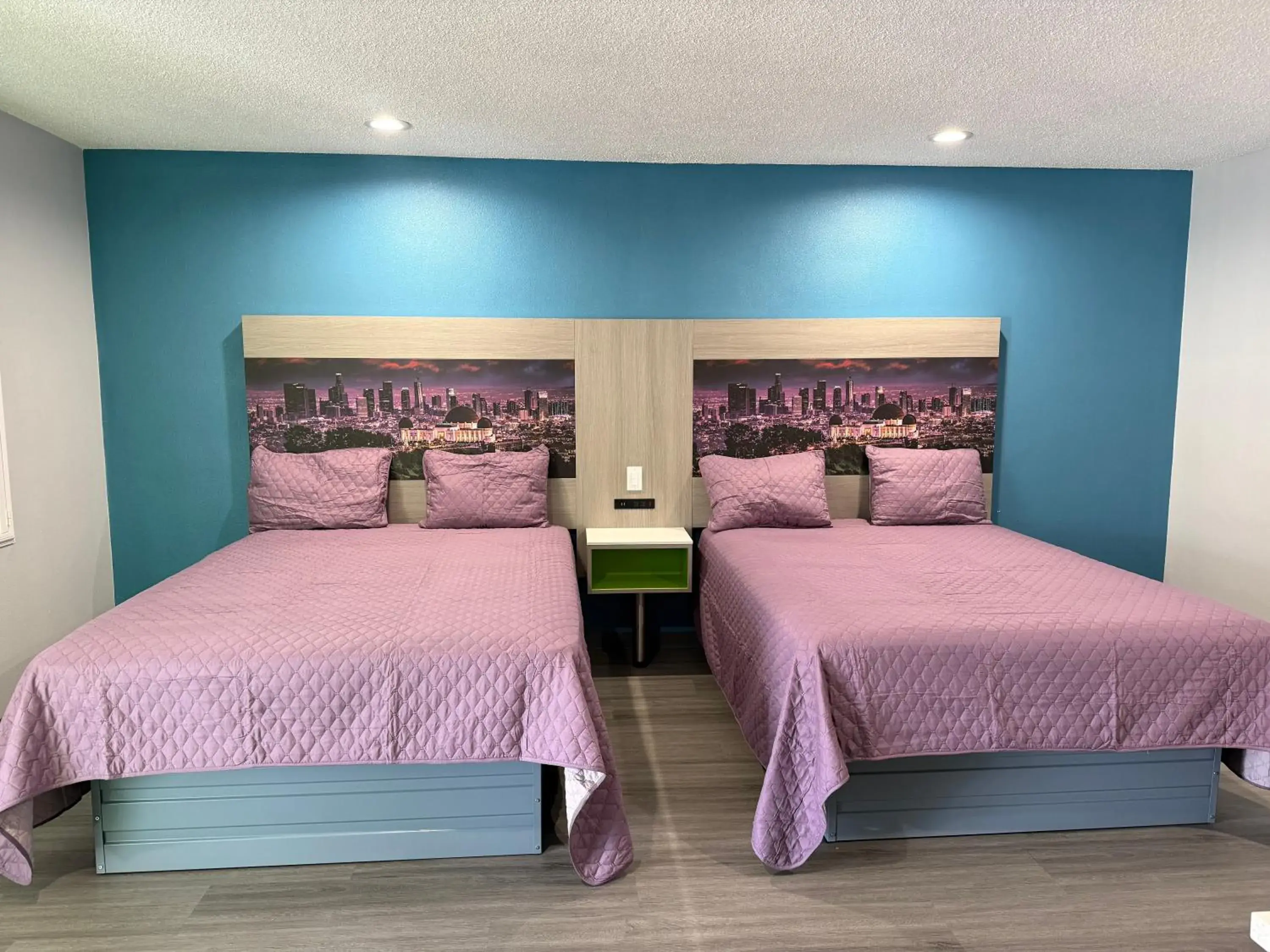 Bed in Hi-Way Host Motel Bed in Hi-Way Host Motel