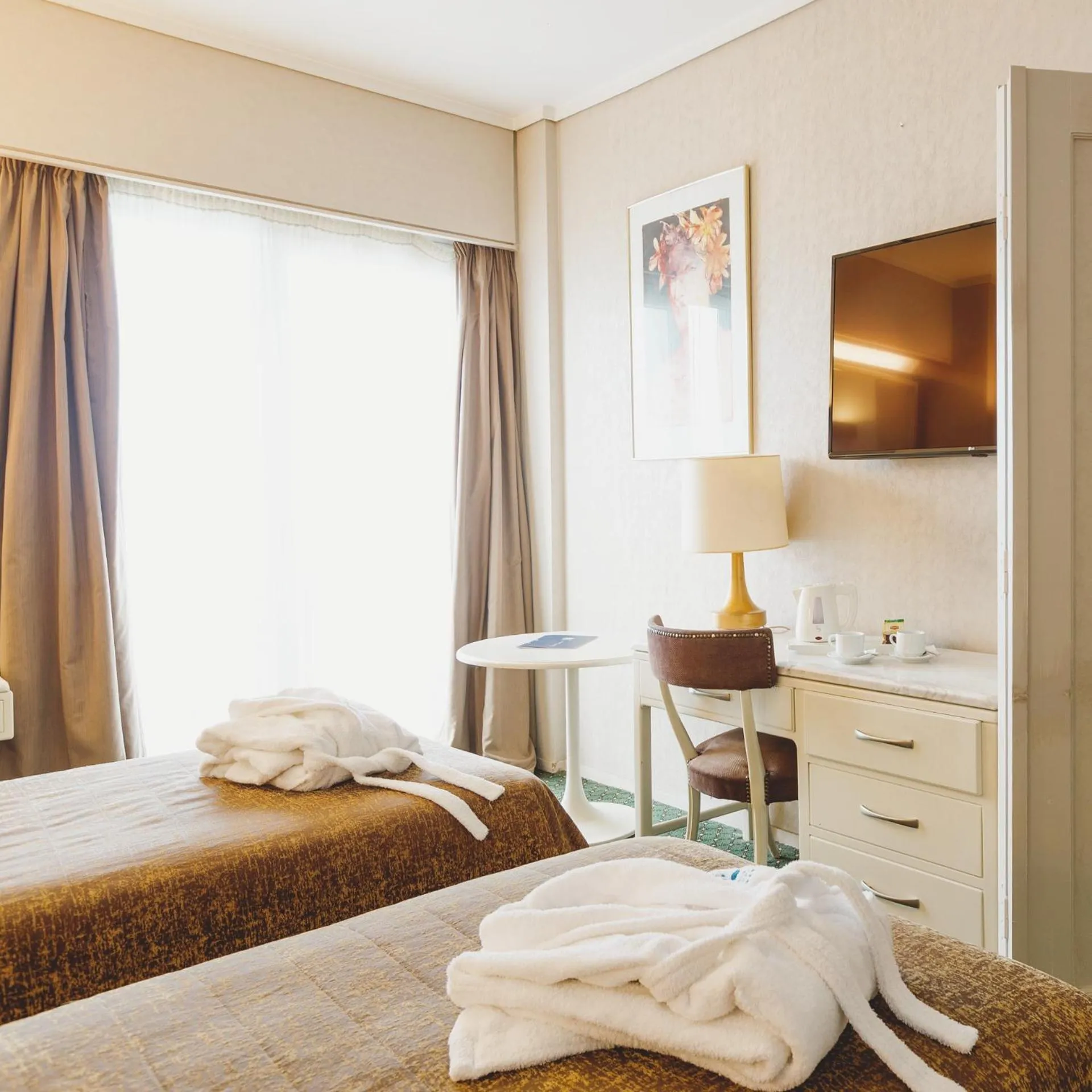 Bedroom, TV/Entertainment Center in Astir