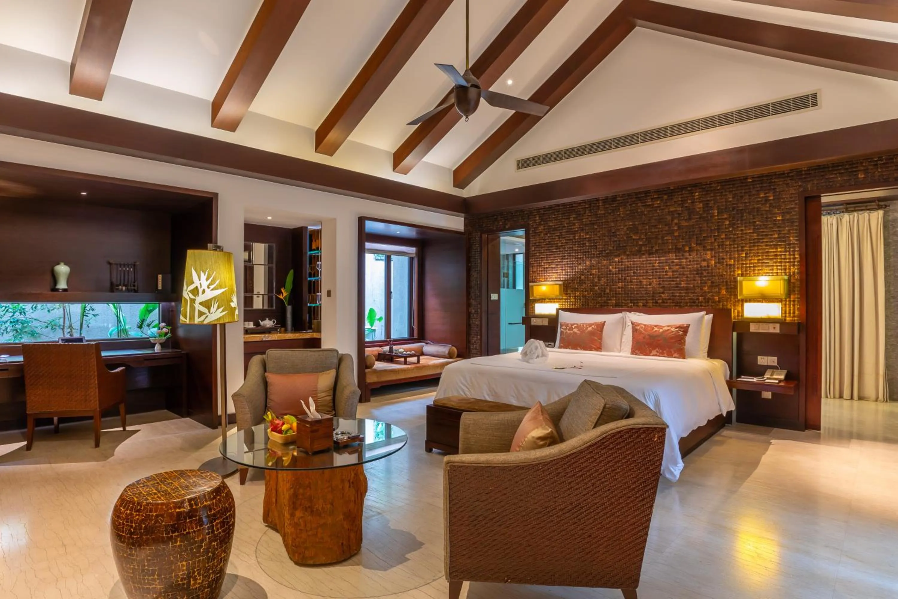Seating area, Bed in Narada Resort & Spa Perfume Bay Sanya - All Villas