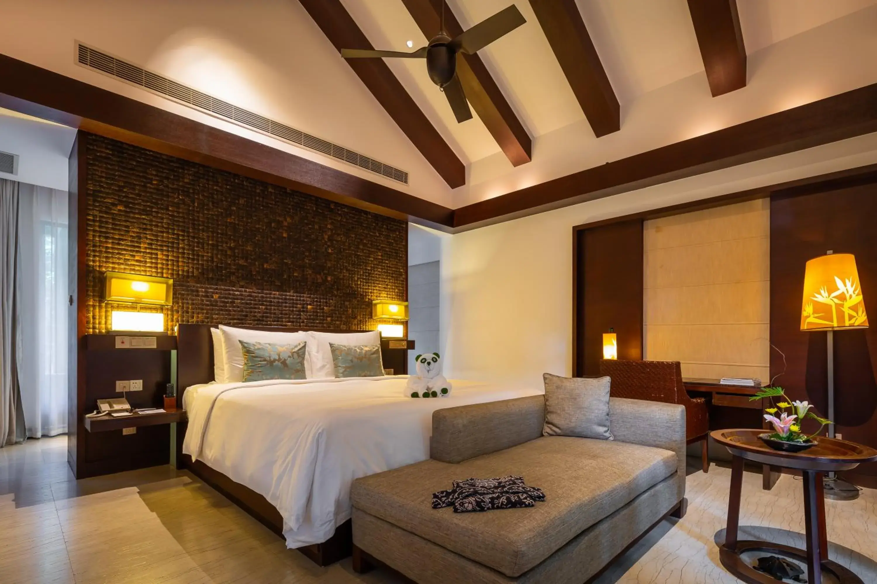 Bedroom, Bed in Narada Resort & Spa Perfume Bay Sanya - All Villas Bedroom, Bed in Narada Resort & Spa Perfume Bay Sanya - All Villas