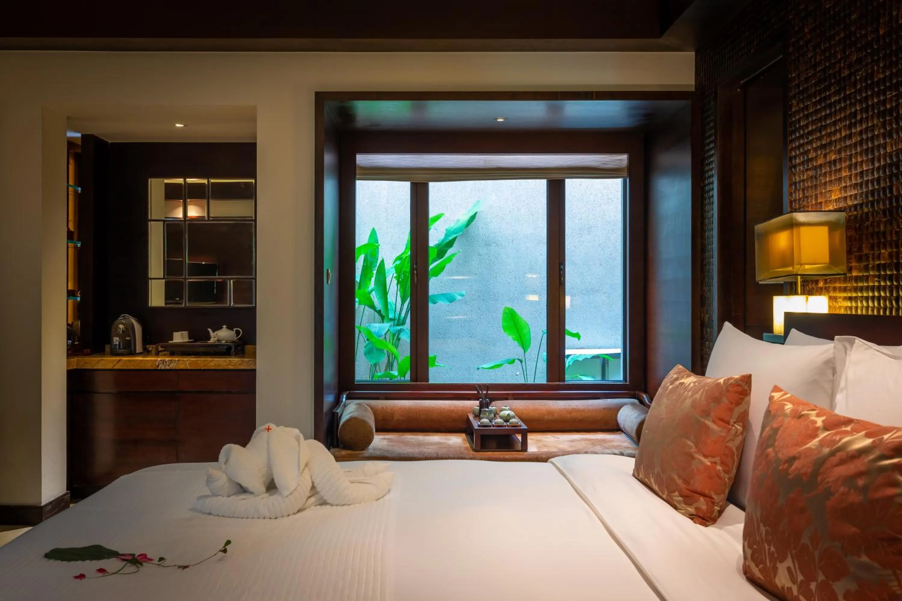 Seating area, Bed in Narada Resort & Spa Perfume Bay Sanya - All Villas