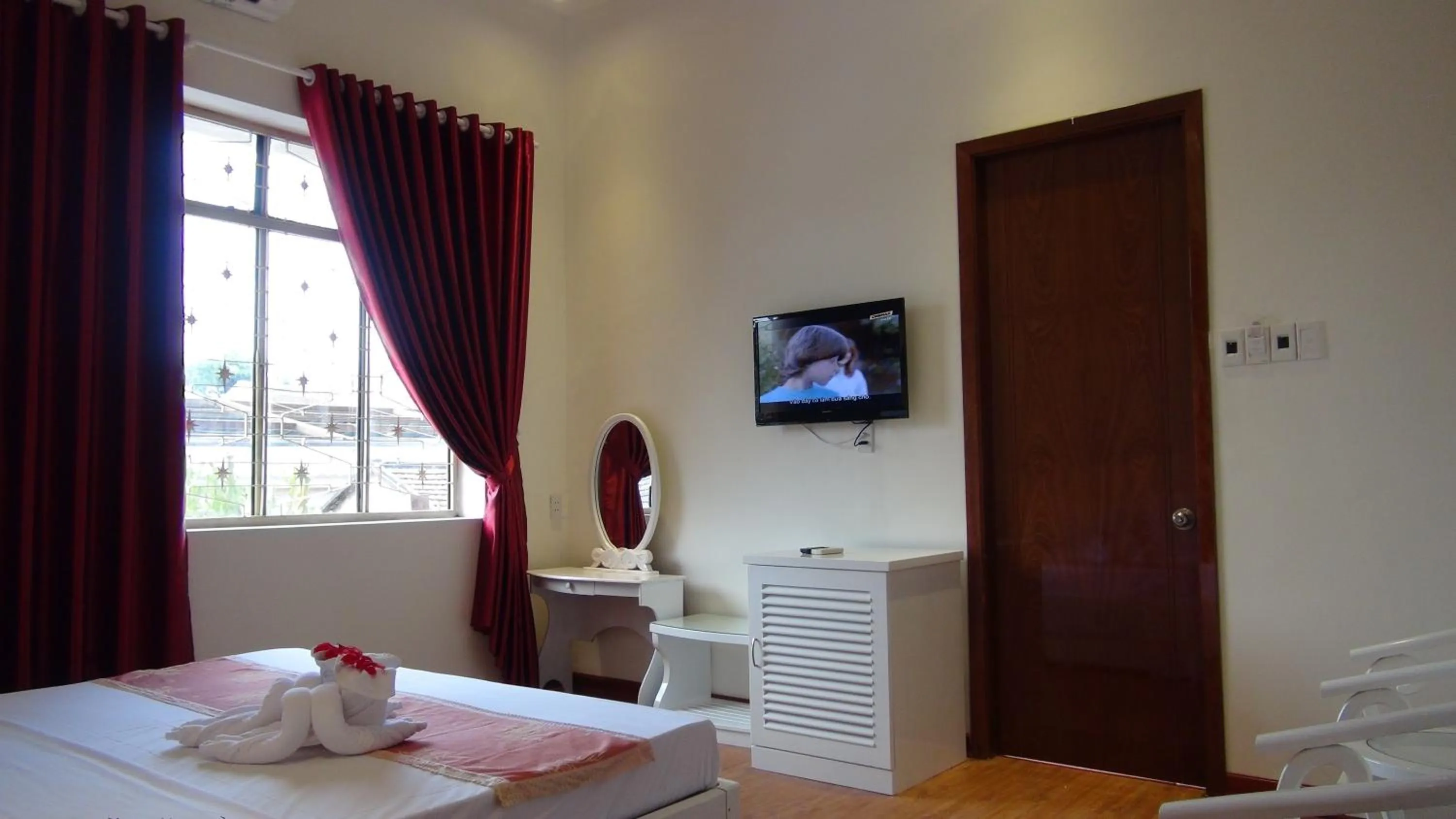 Bed, TV/Entertainment Center in Pho Hoi 1 Hotel