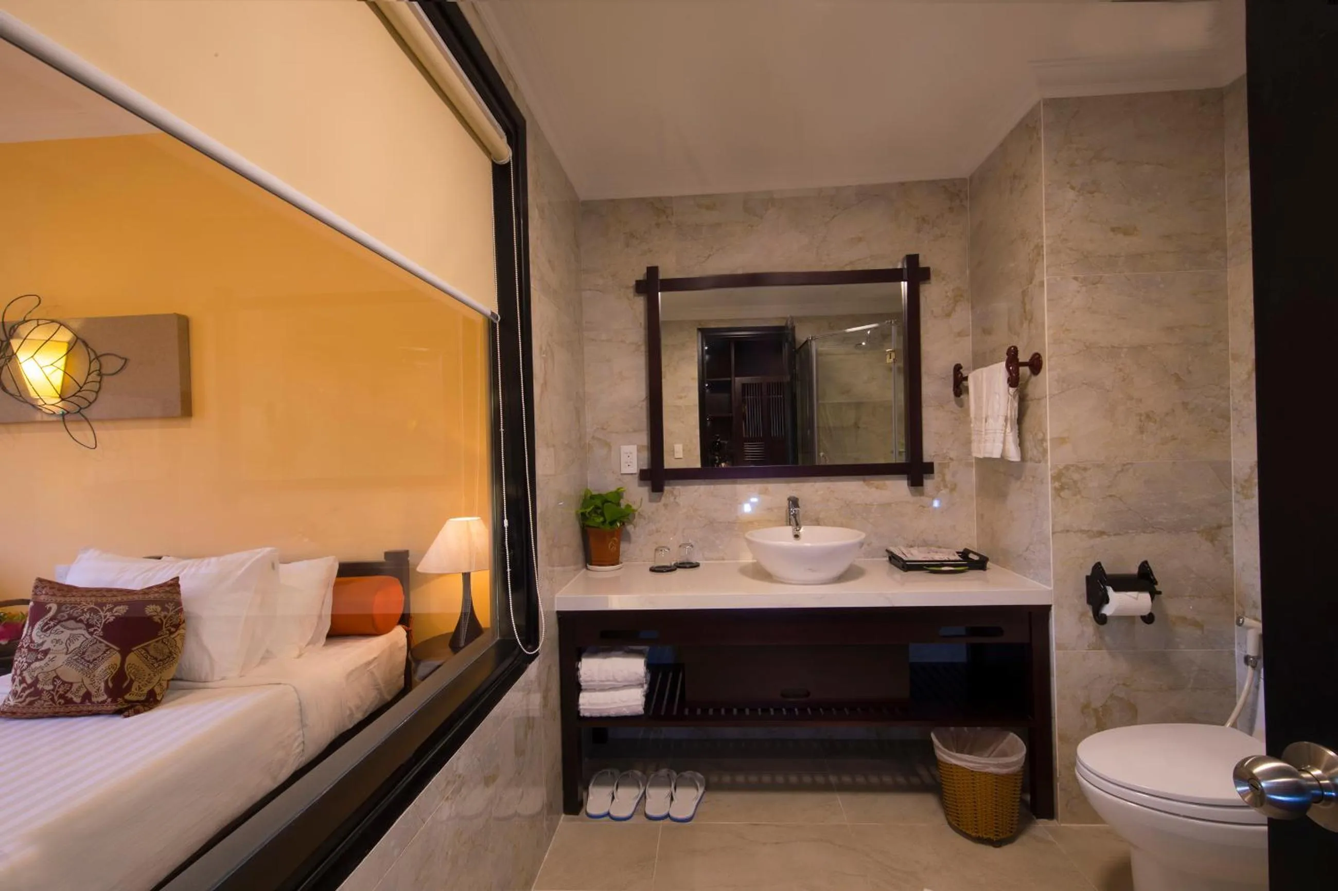 Bathroom, Bed in Seahorse Resort & Spa