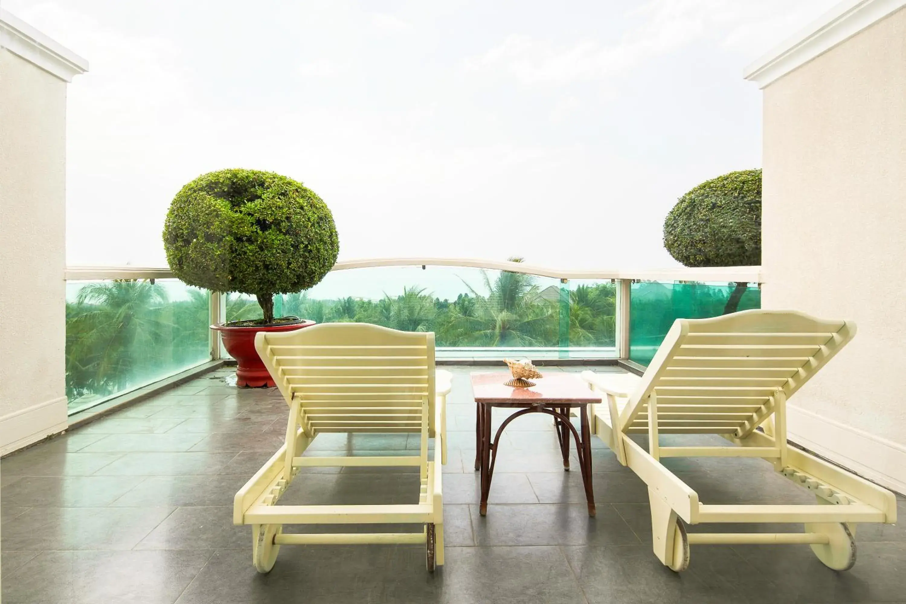 Pool view in Sea Links Beach Hotel Pool view in Sea Links Beach Hotel