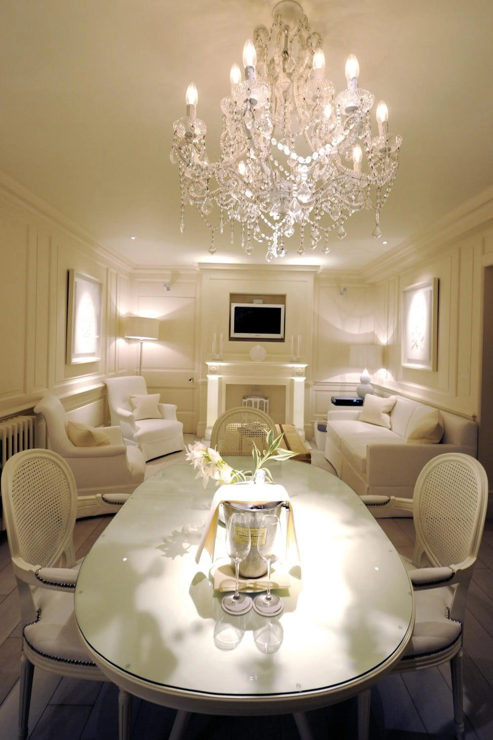 Living room in Le Manoir aux Quat'Saisons, A Belmond Hotel, Oxfordshire