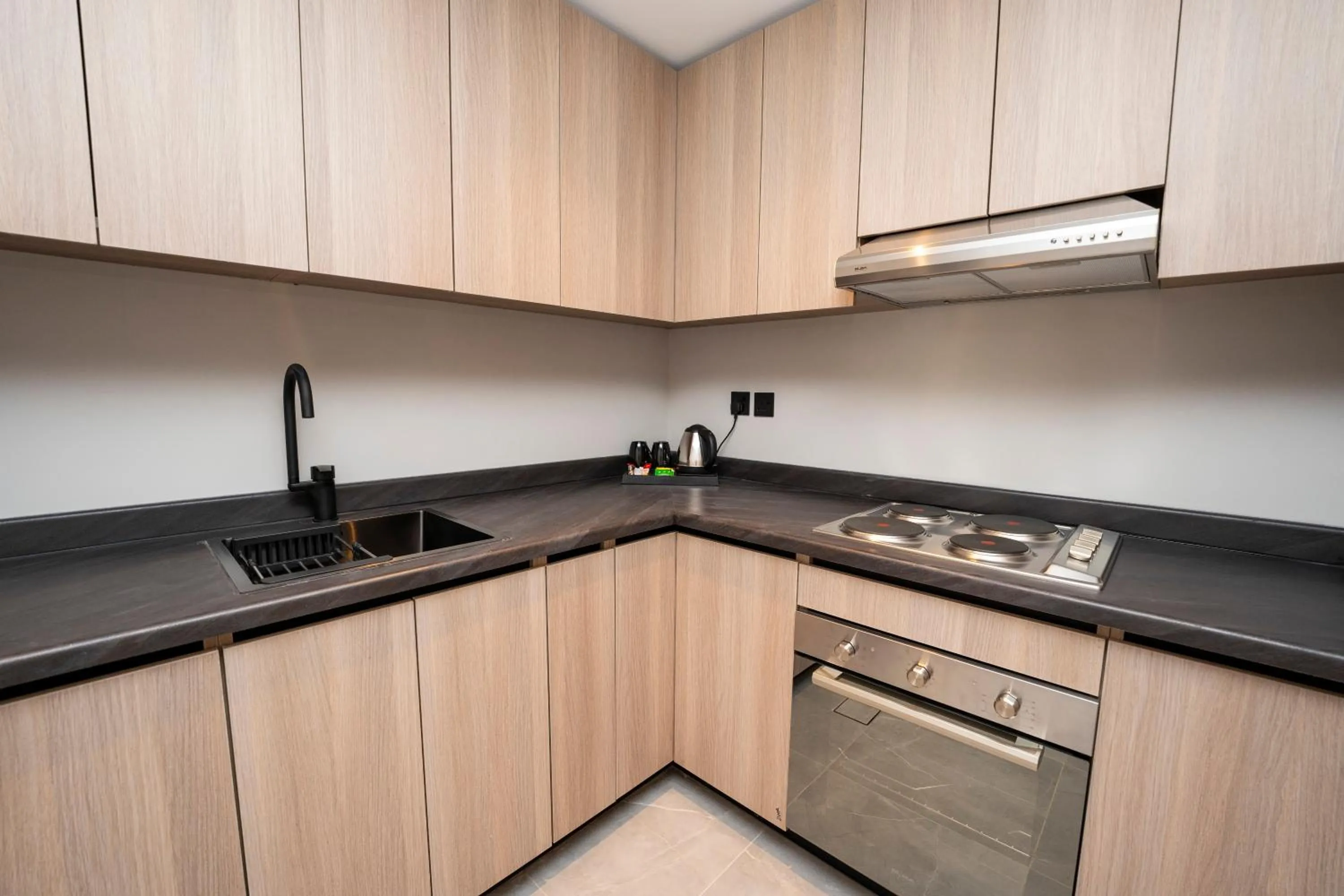 Kitchen or kitchenette in Manazel Aldiafah serviced Apartments AlSulymaniyah