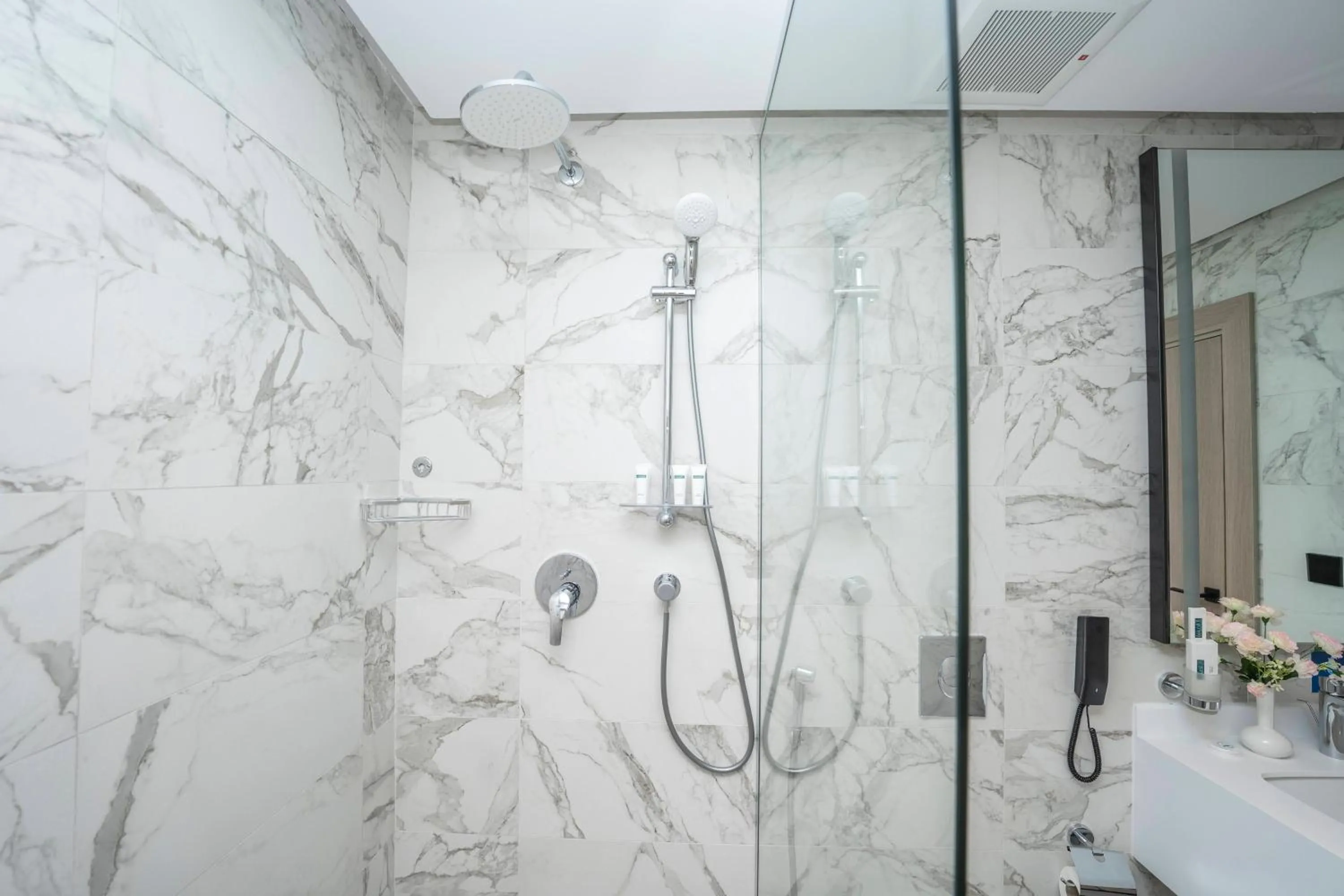 Shower in Manazel Aldiafah serviced Apartments AlSulymaniyah