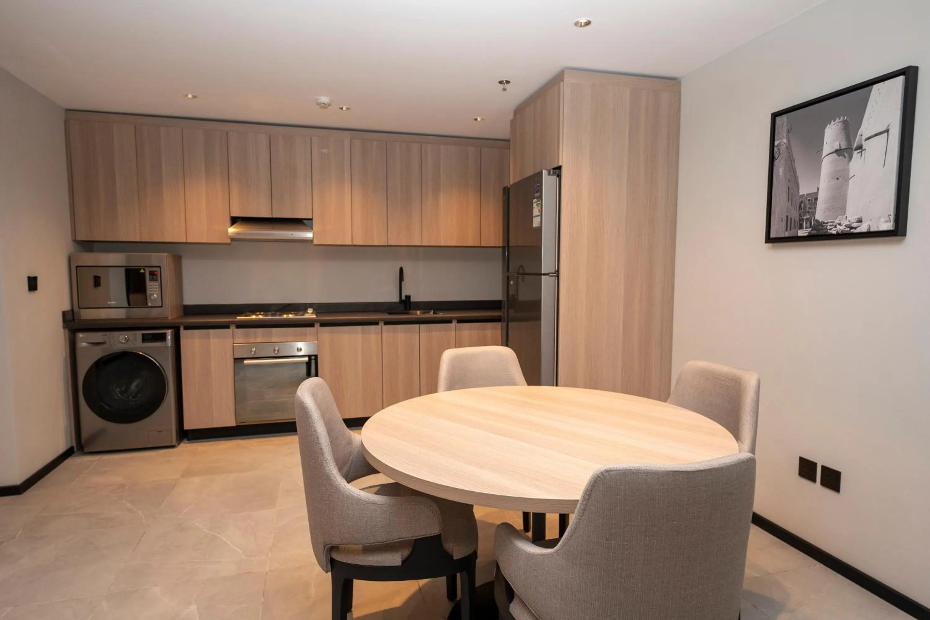 Kitchen or kitchenette in Manazel Aldiafah serviced Apartments AlSulymaniyah