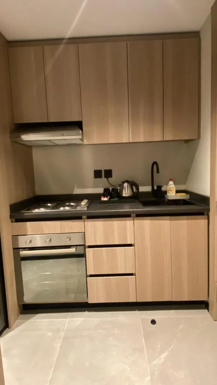 Kitchen or kitchenette in Manazel Aldiafah serviced Apartments AlSulymaniyah