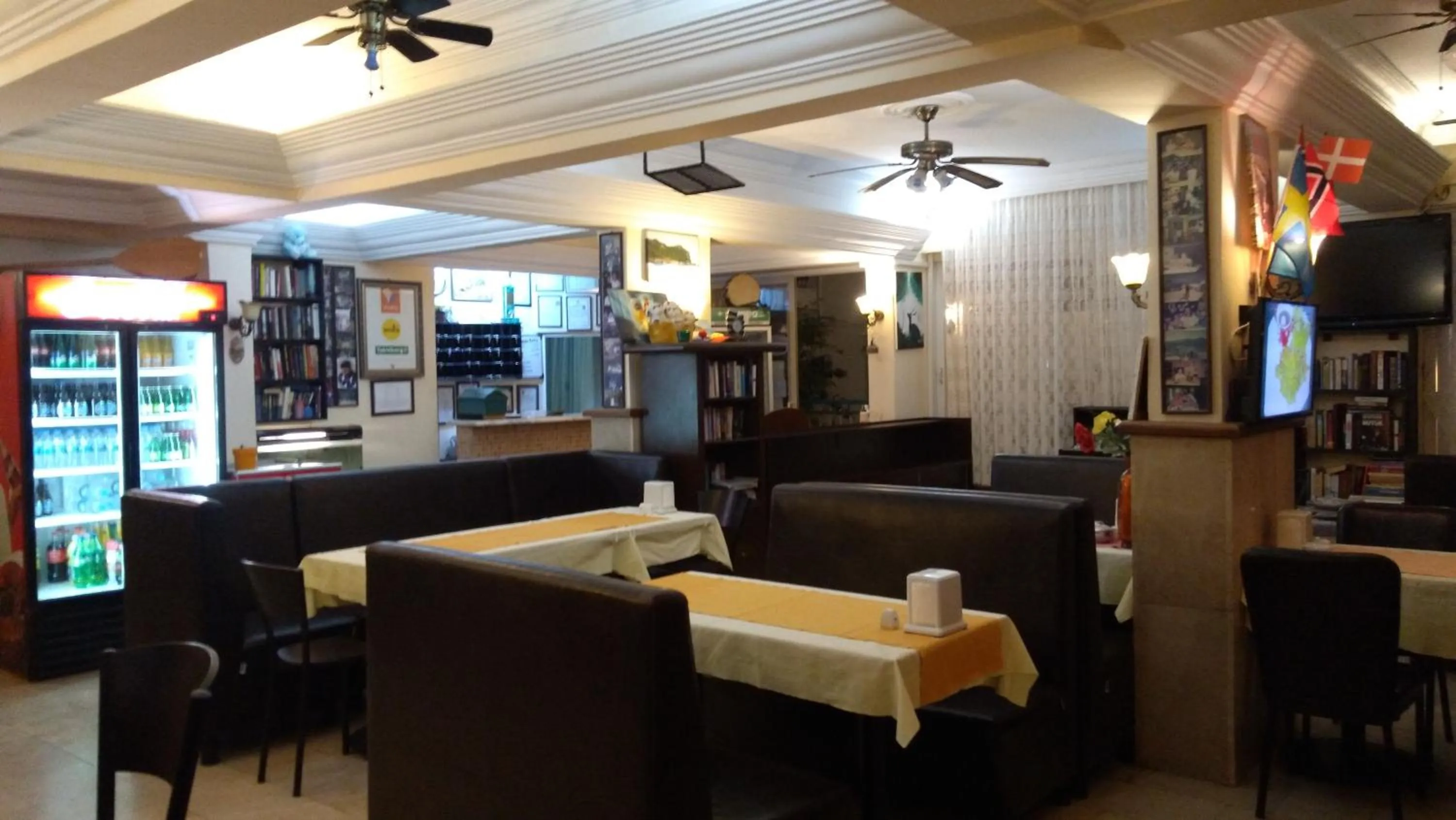 Communal lounge/ TV room in Sunway Hotel