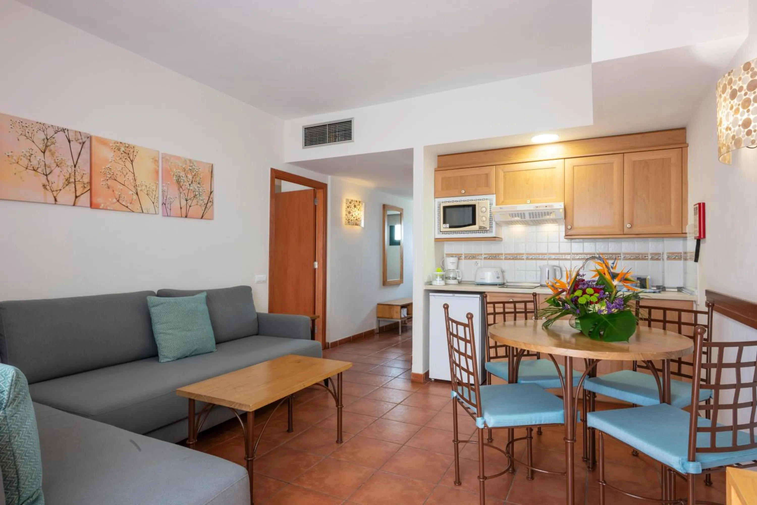 Photo of the whole room in GF Isabel