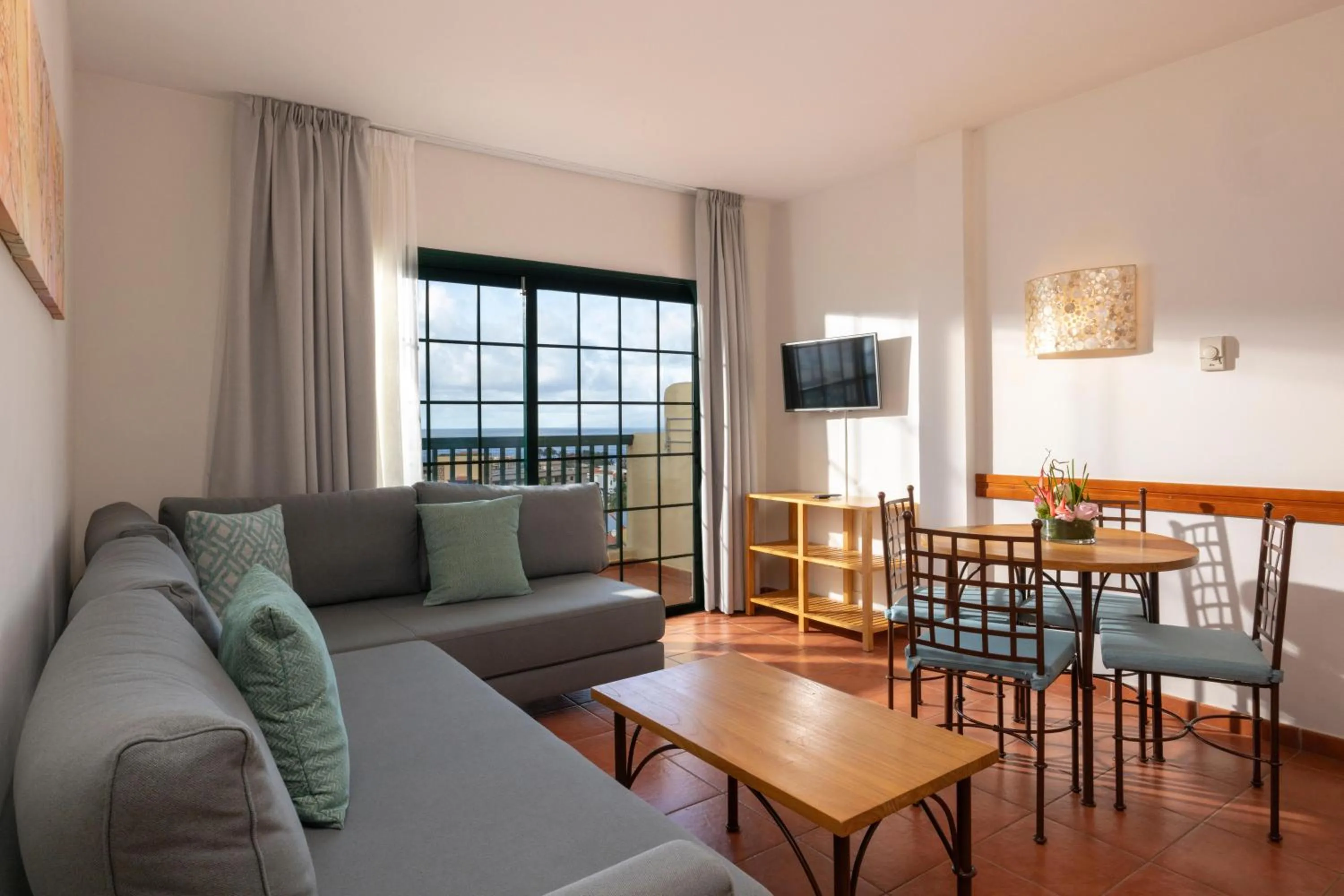 Photo of the whole room in GF Isabel