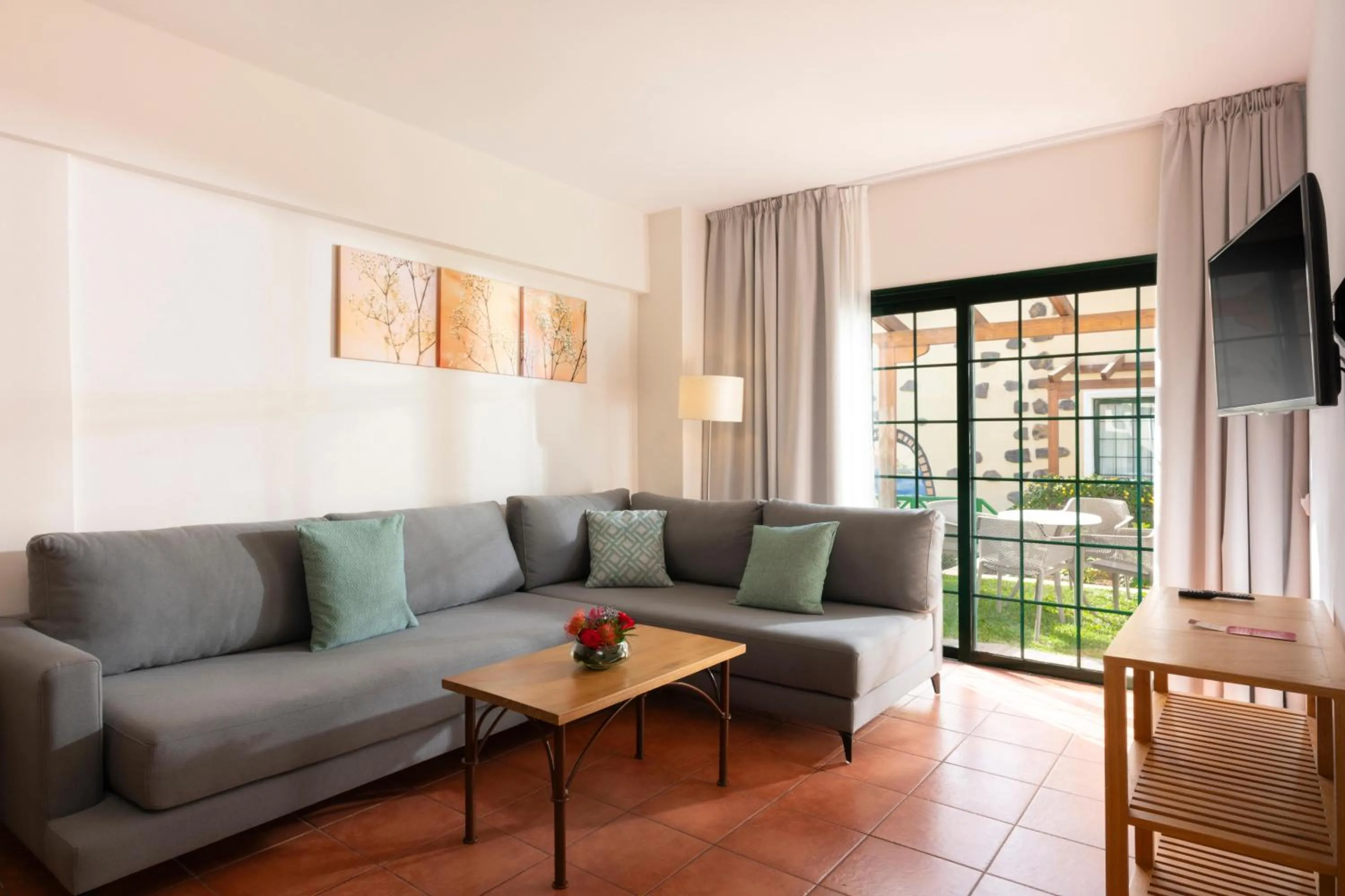 Photo of the whole room in GF Isabel