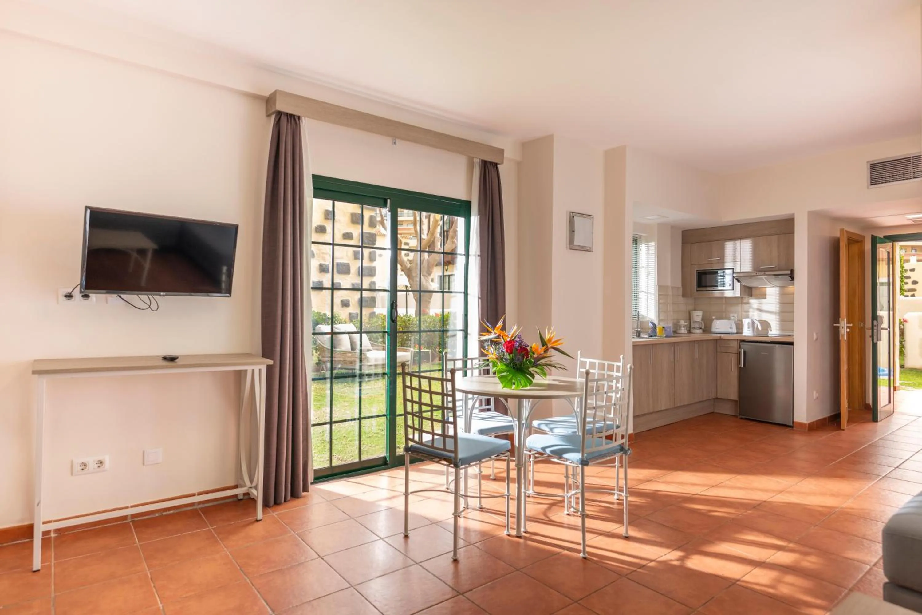 Photo of the whole room in GF Isabel