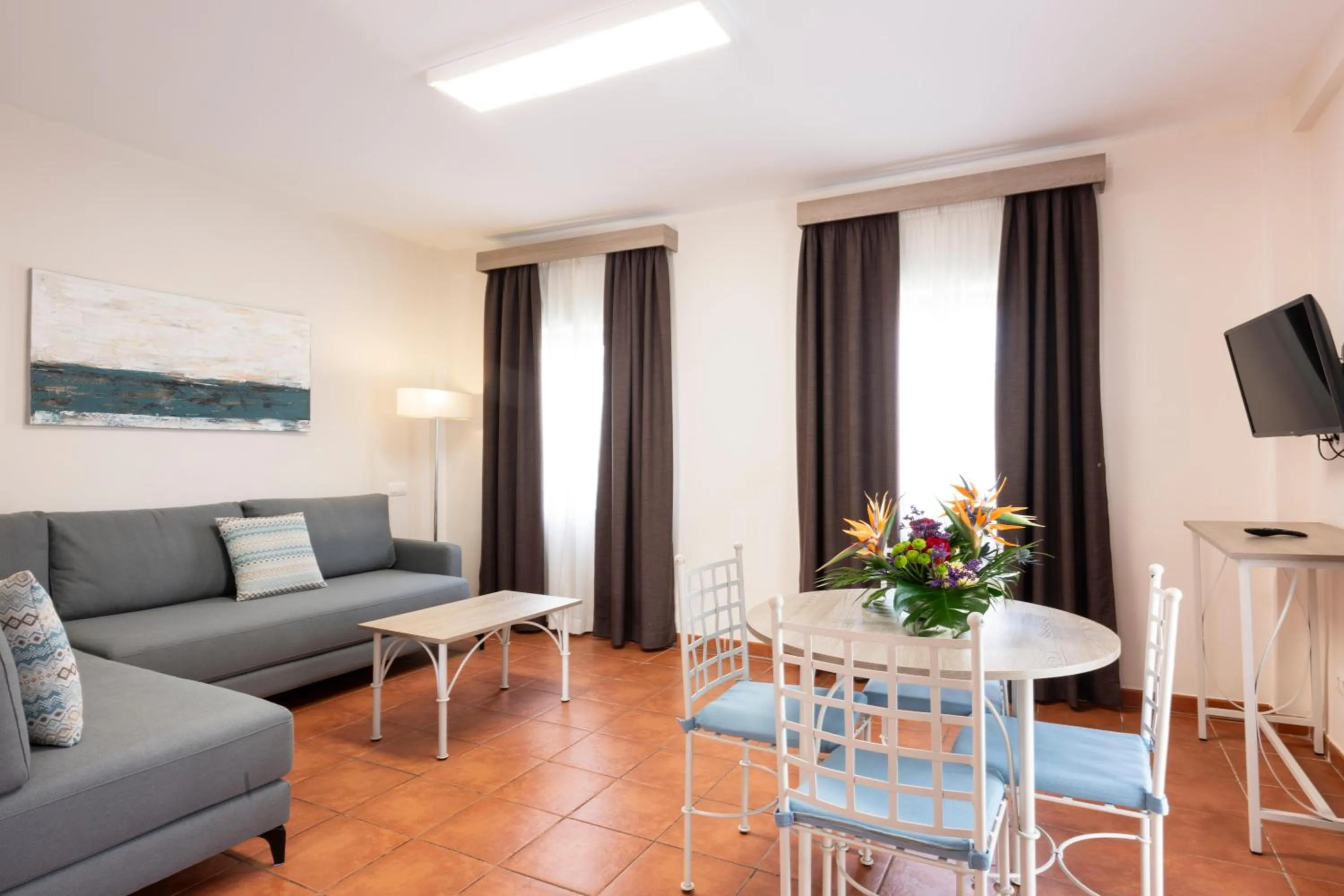 Photo of the whole room in GF Isabel