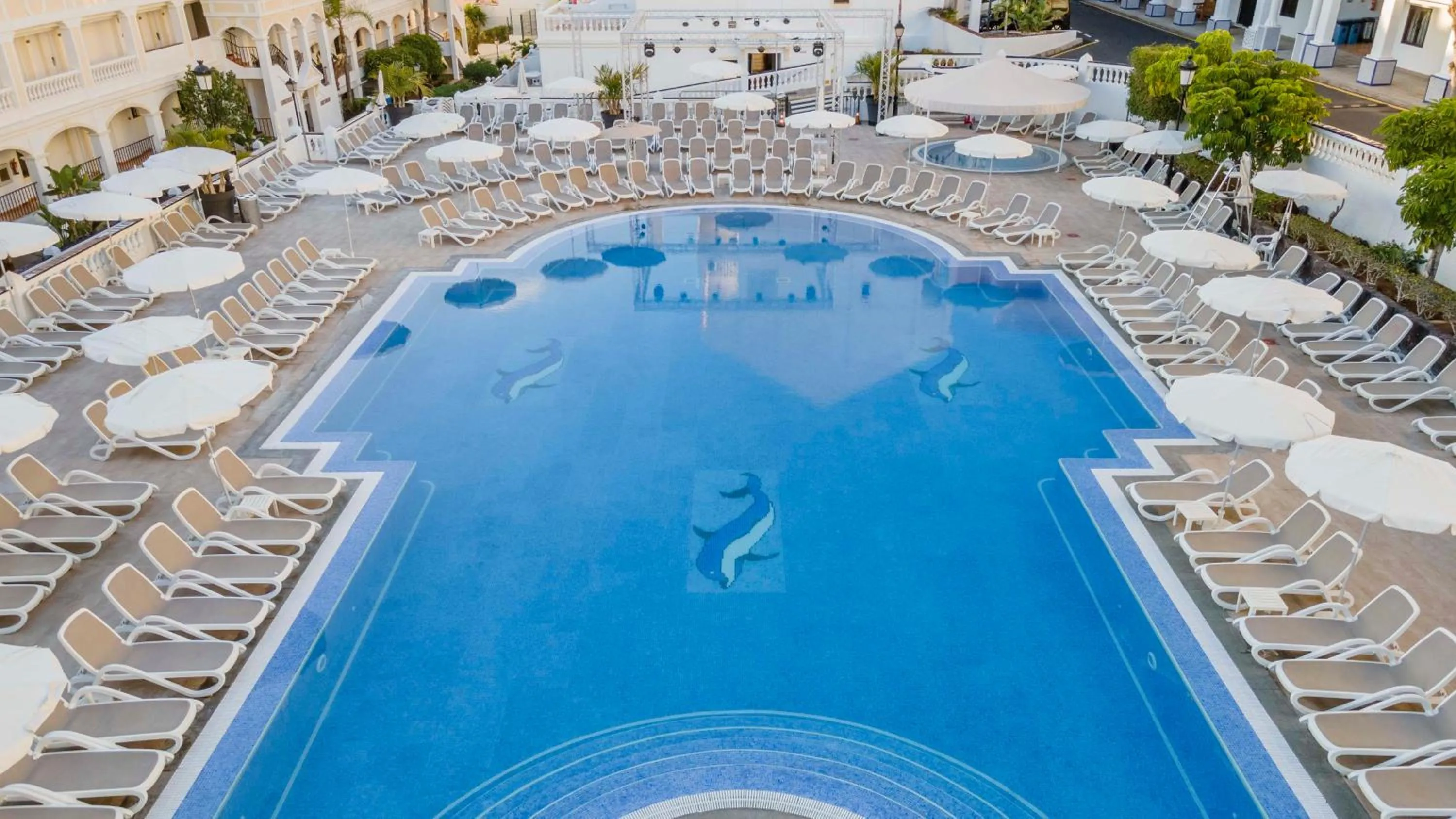 Property building in Ona Hollywood Mirage