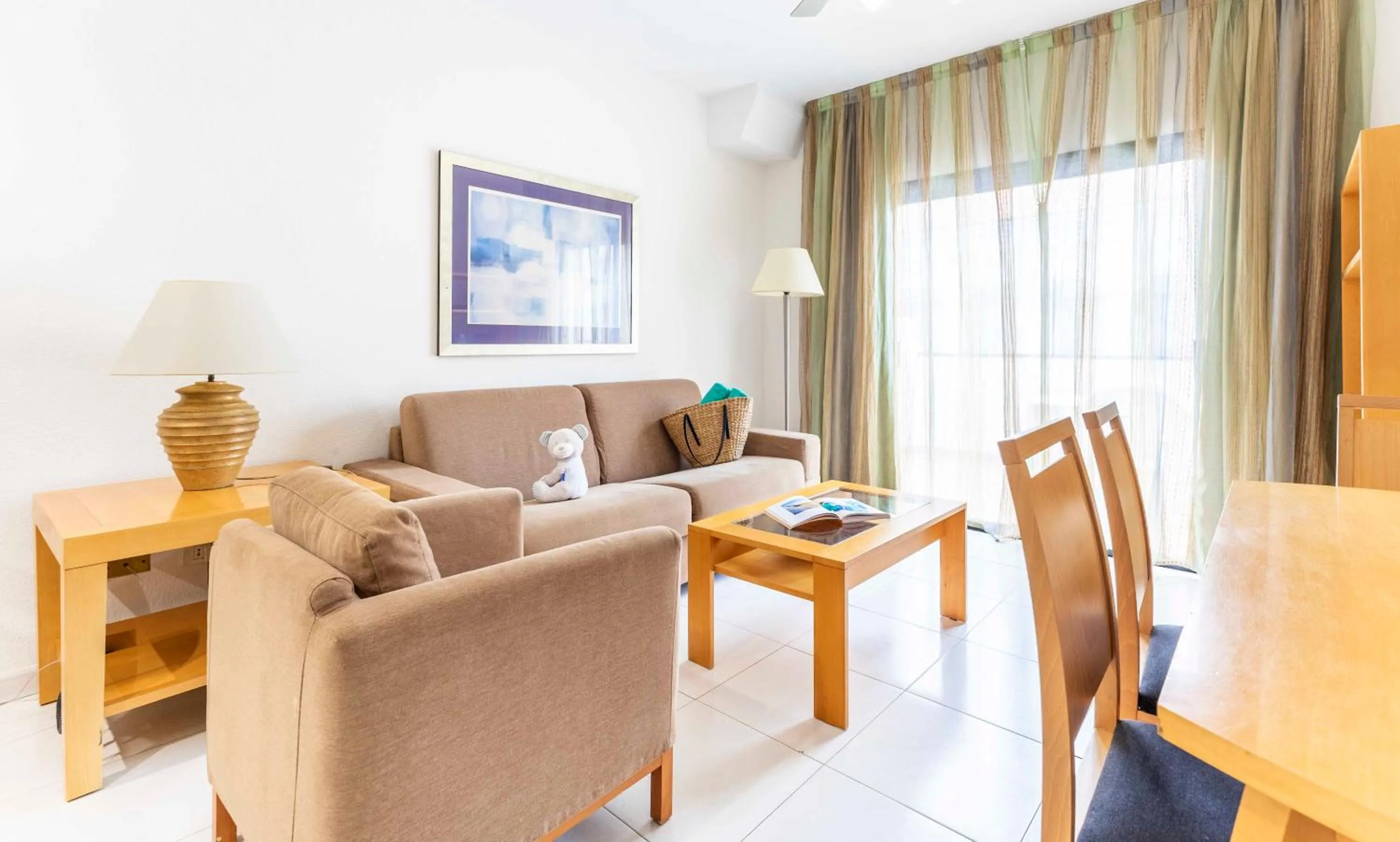 Living room in Ona Hollywood Mirage