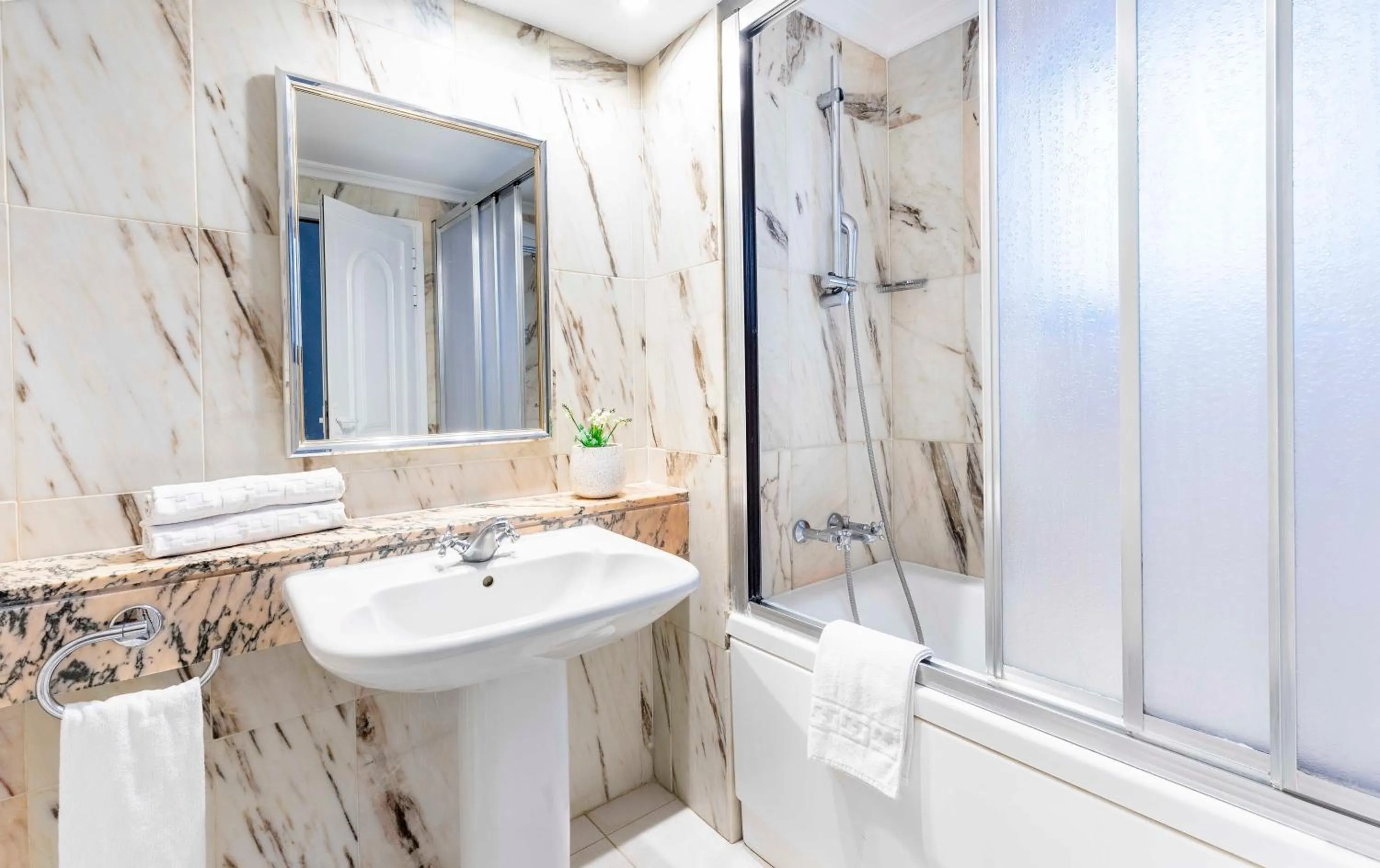 Bathroom in Ona Hollywood Mirage