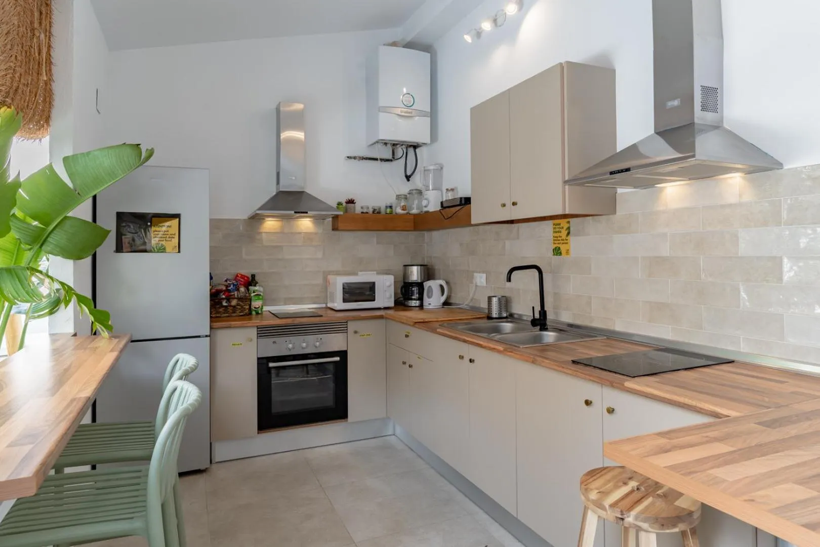 Kitchen or kitchenette in The Urban Jungle Hostel