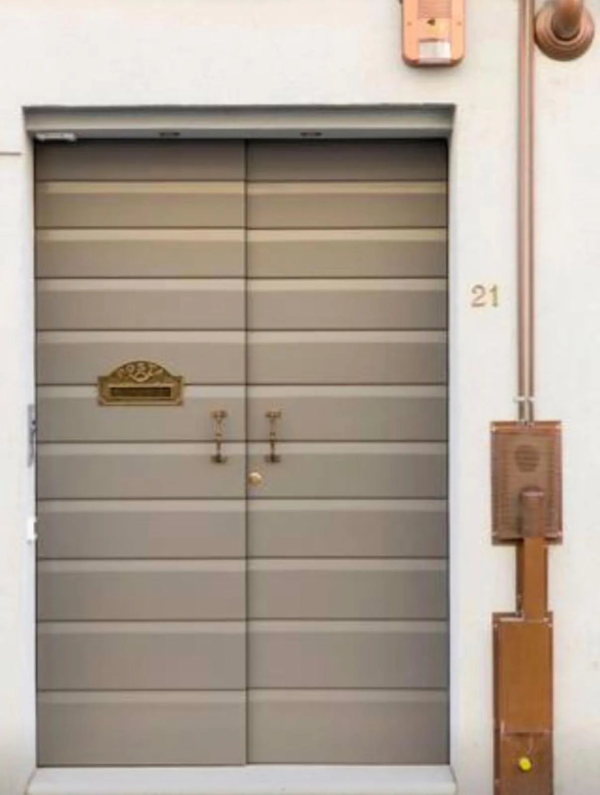 Facade/entrance in Accademia 21