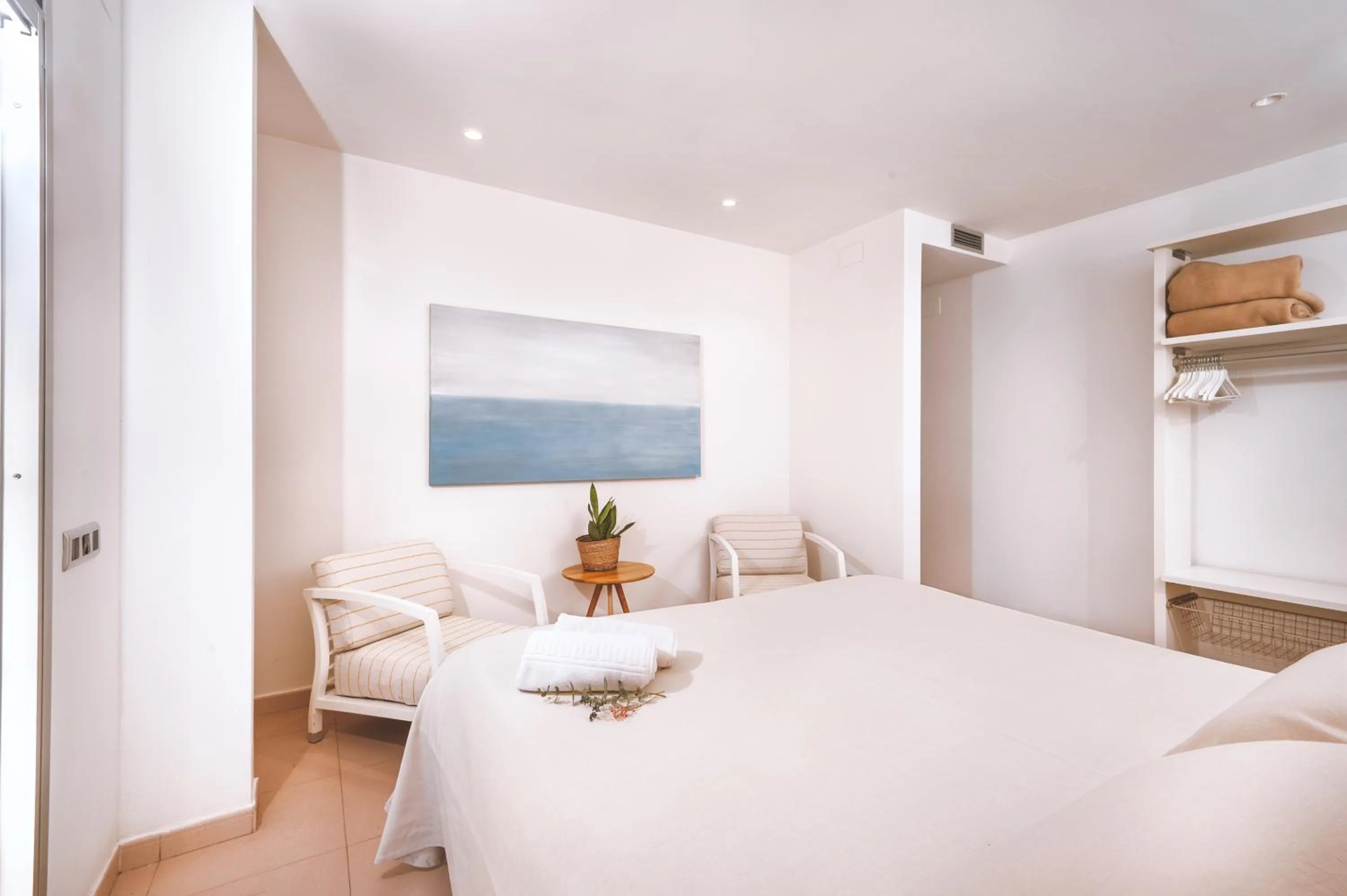 Balcony/Terrace, Bed in Apartamentos Porta Coeli