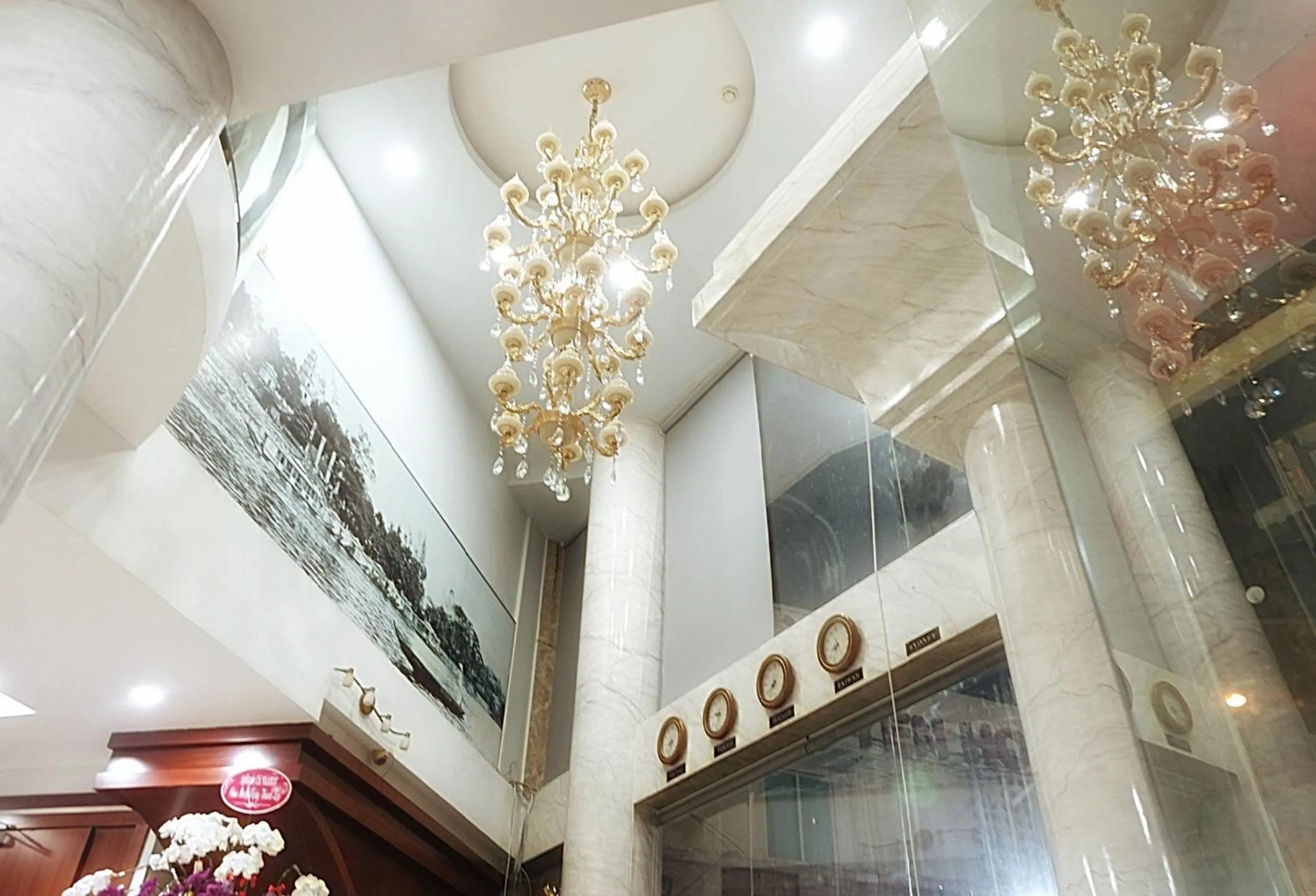 Communal lounge/ TV room in Kim Yen Hotel