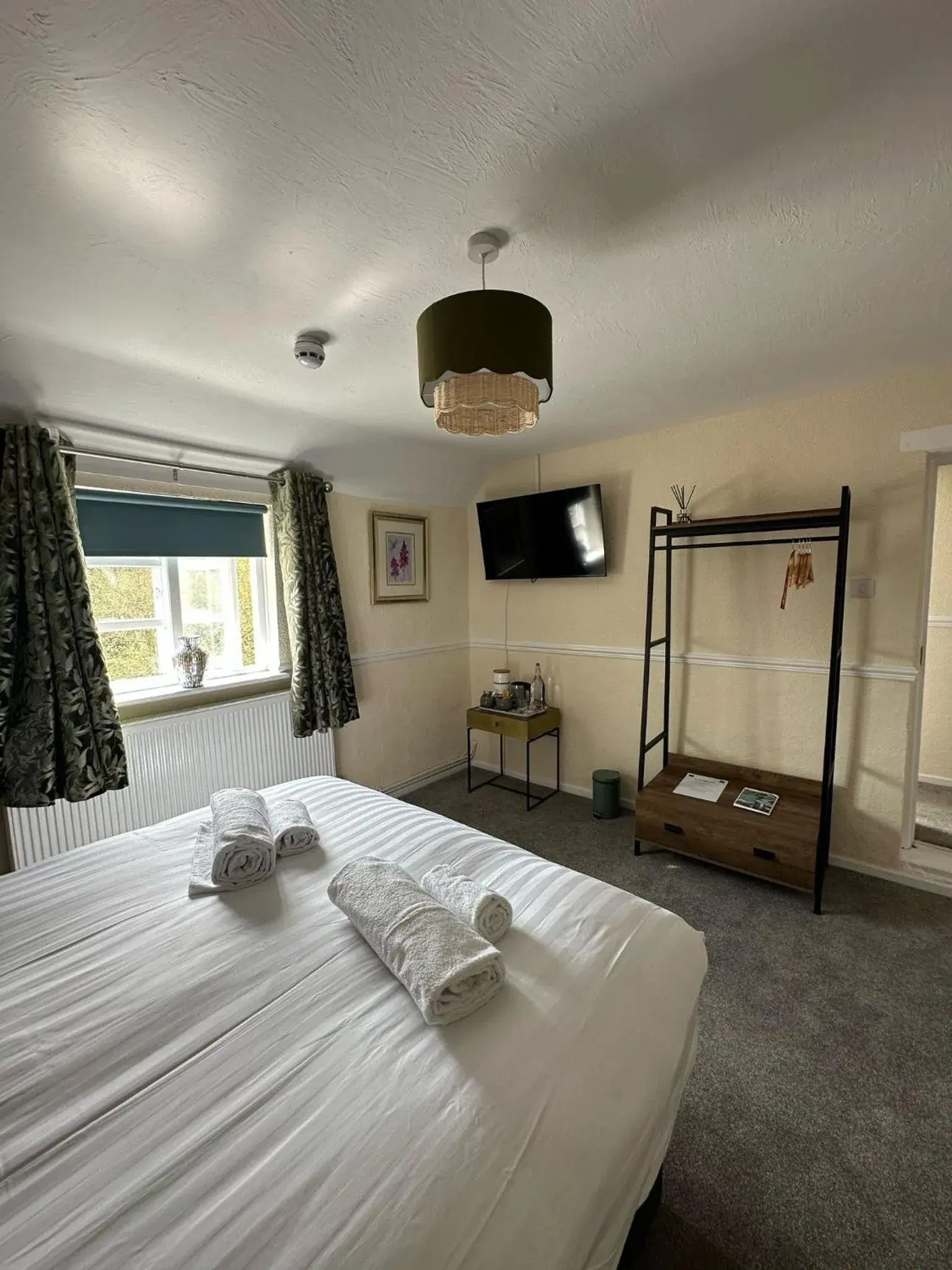 Bedroom, Bed in Ye Olde Robin Hood Inn Bedroom, Bed in Ye Olde Robin Hood Inn