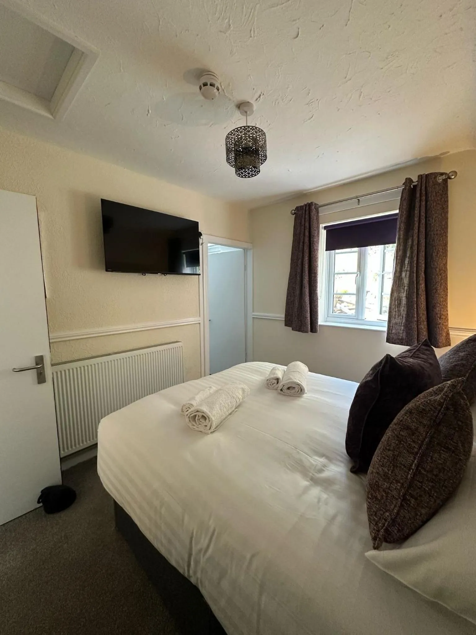 Bedroom, Bed in Ye Olde Robin Hood Inn