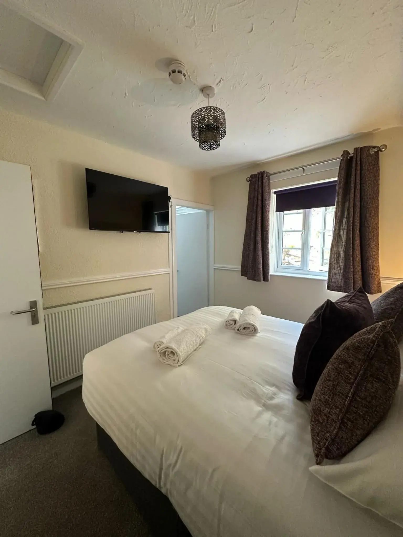 Bedroom, Bed in Ye Olde Robin Hood Inn Bedroom, Bed in Ye Olde Robin Hood Inn