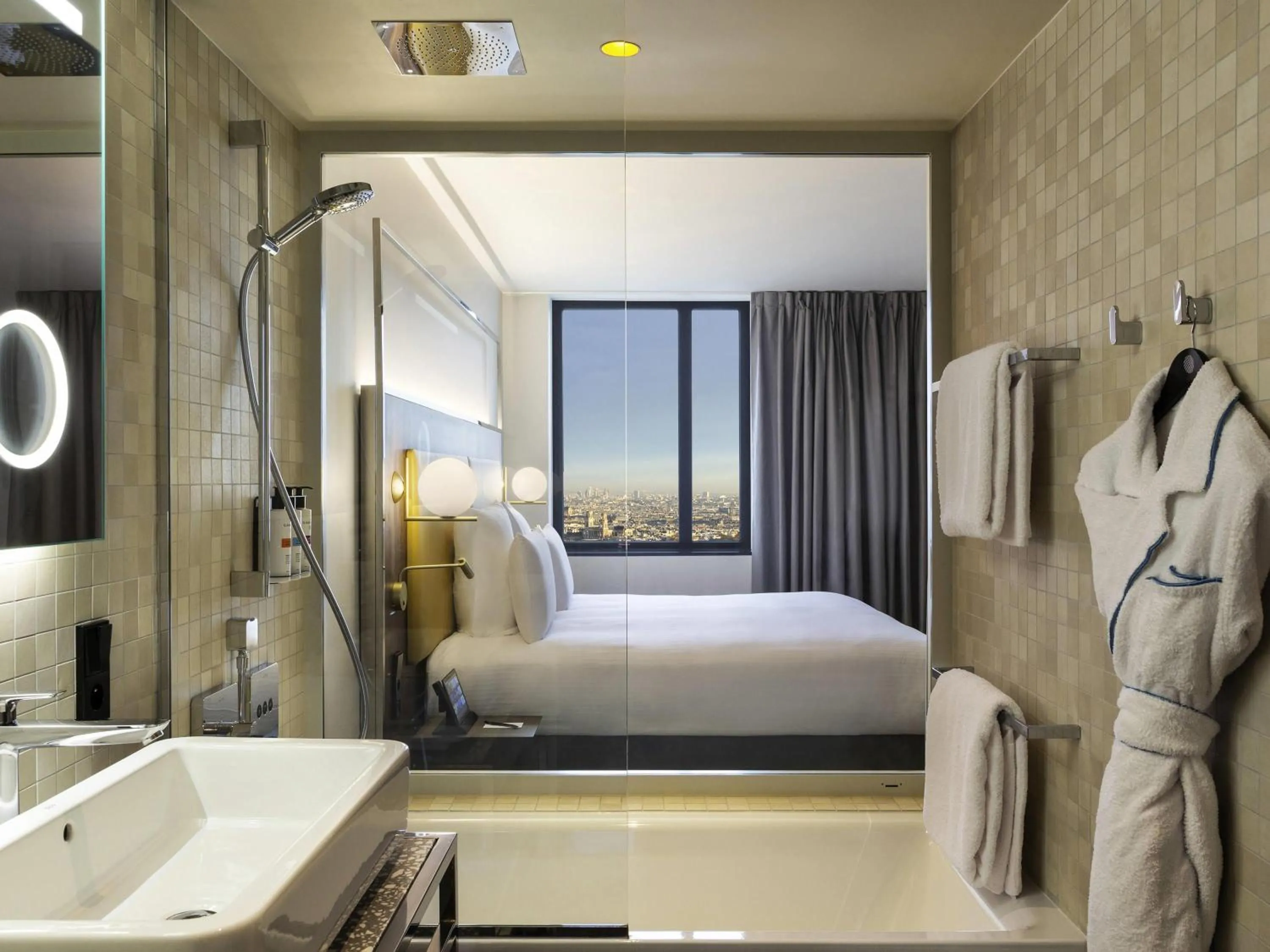 Photo of the whole room, Bed in Pullman Paris Montparnasse