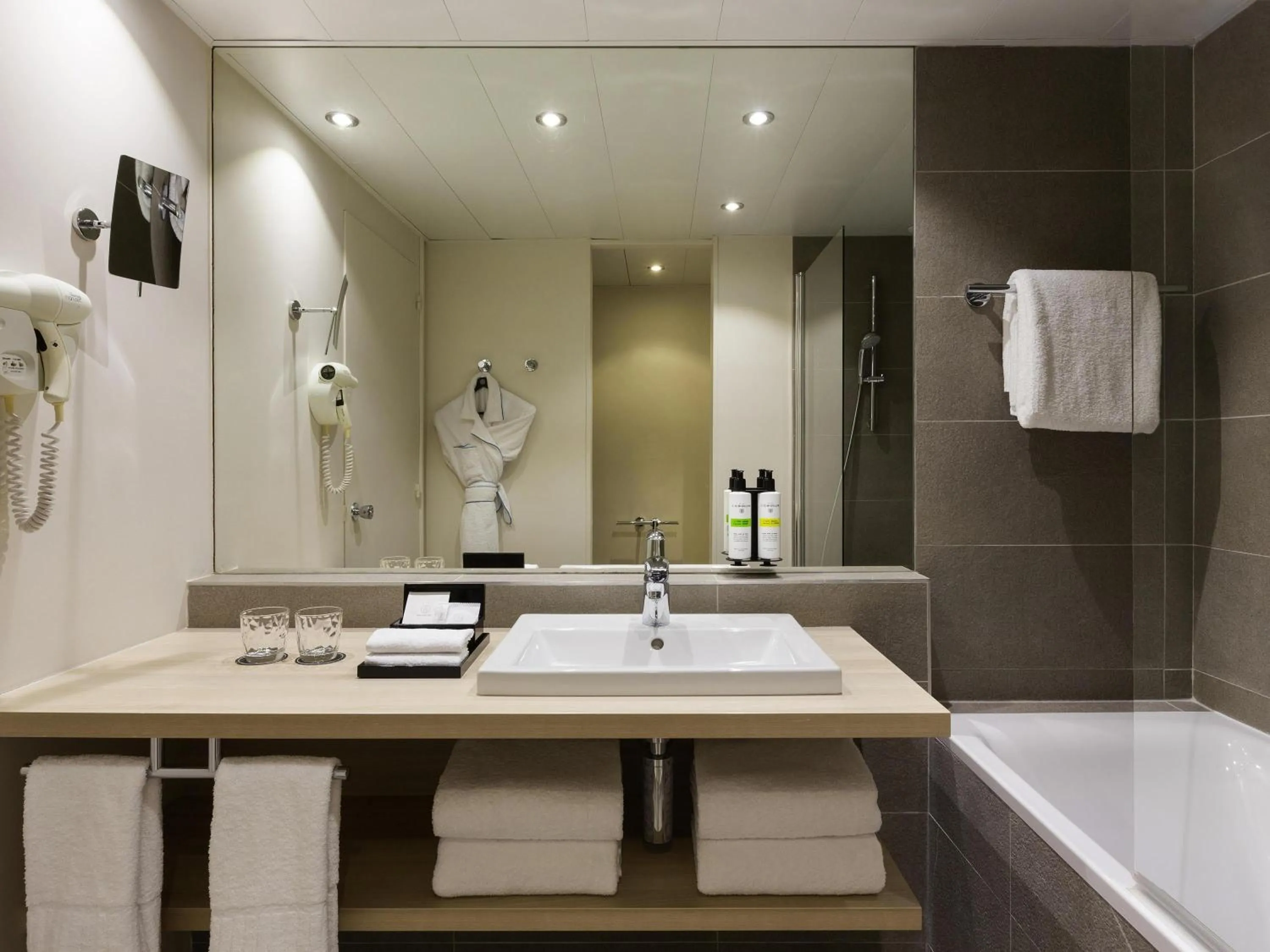 Bedroom in Pullman Paris Montparnasse