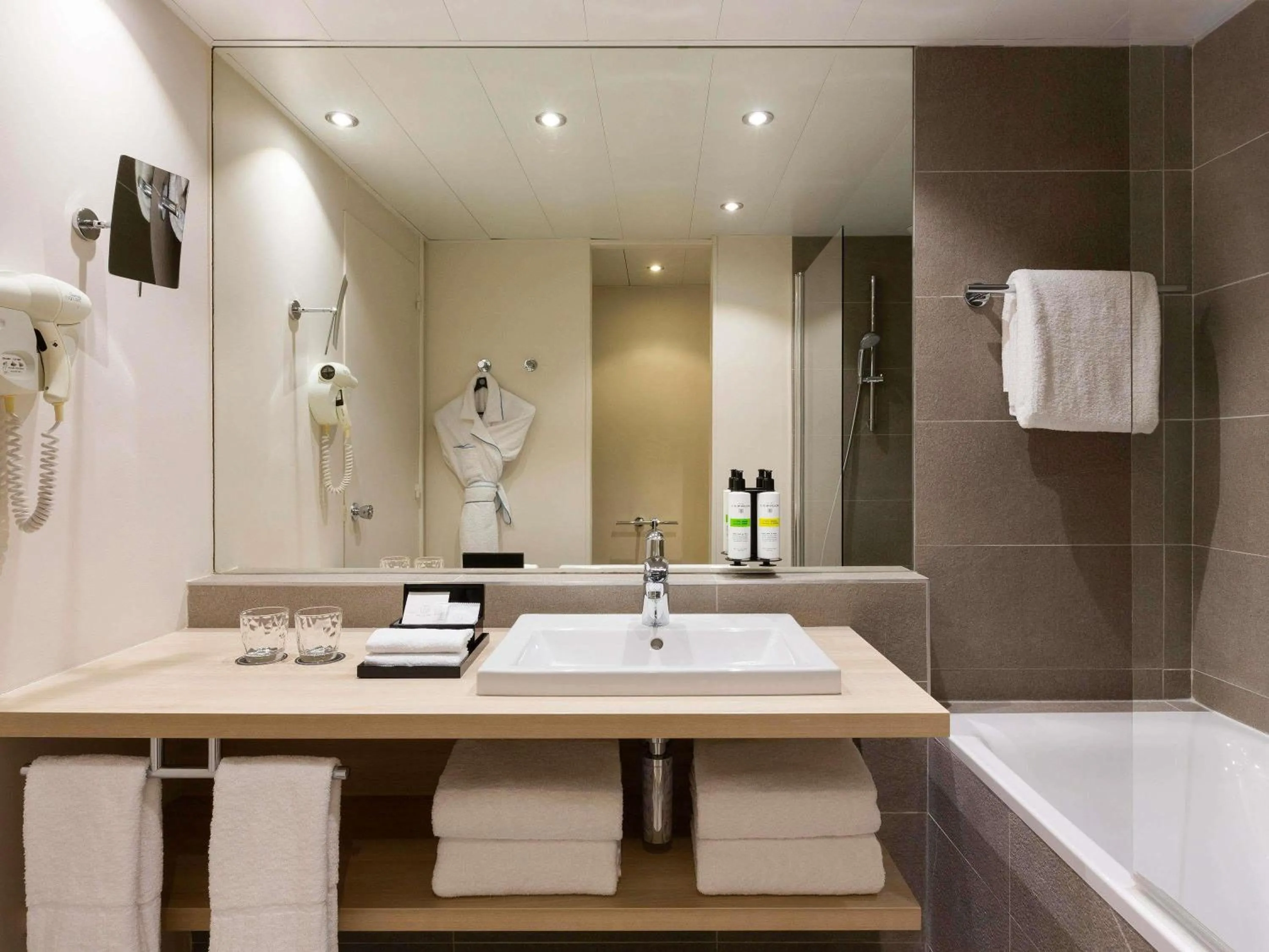 Bedroom in Pullman Paris Montparnasse