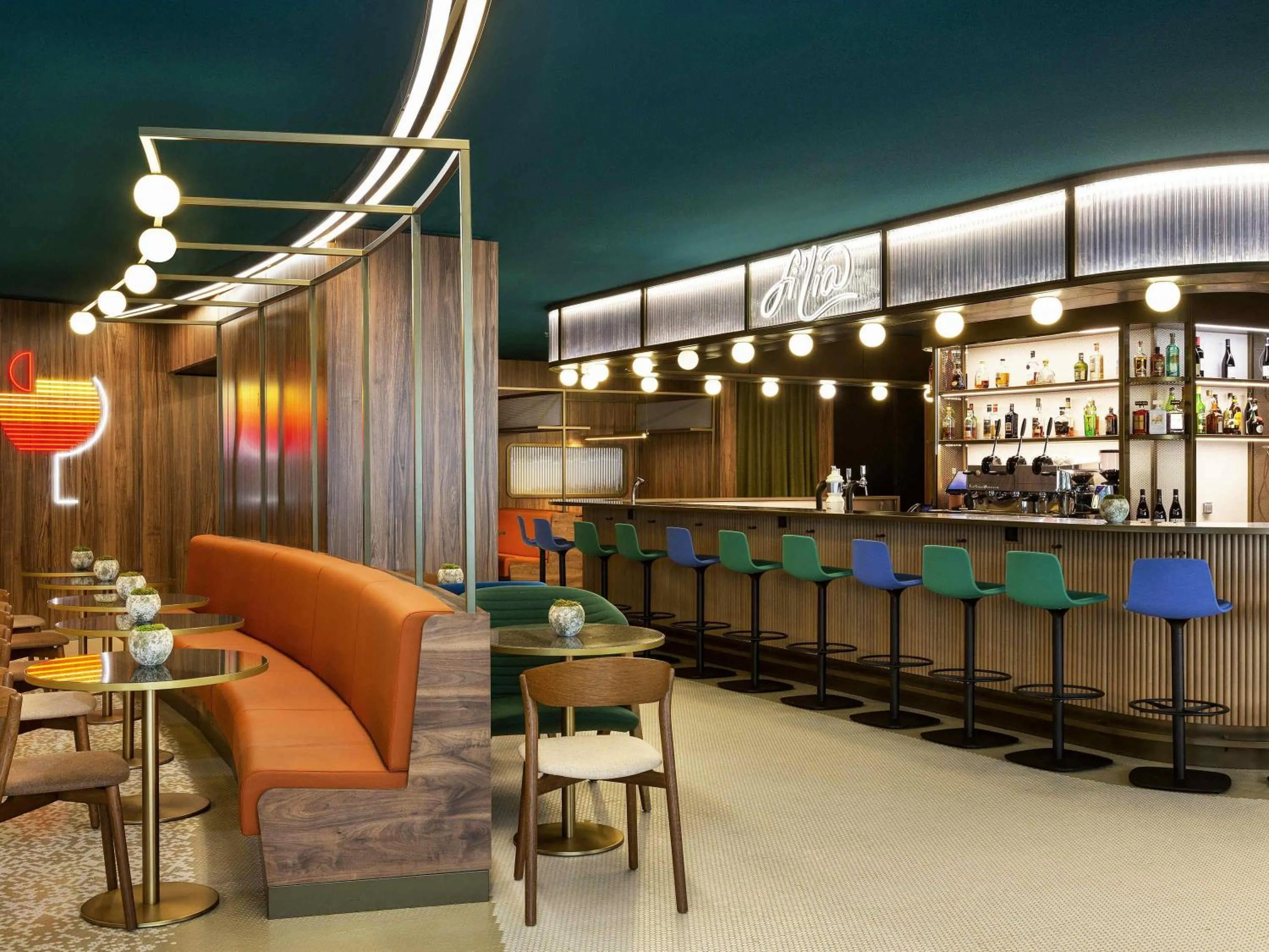 Lounge or bar in Pullman Paris Montparnasse